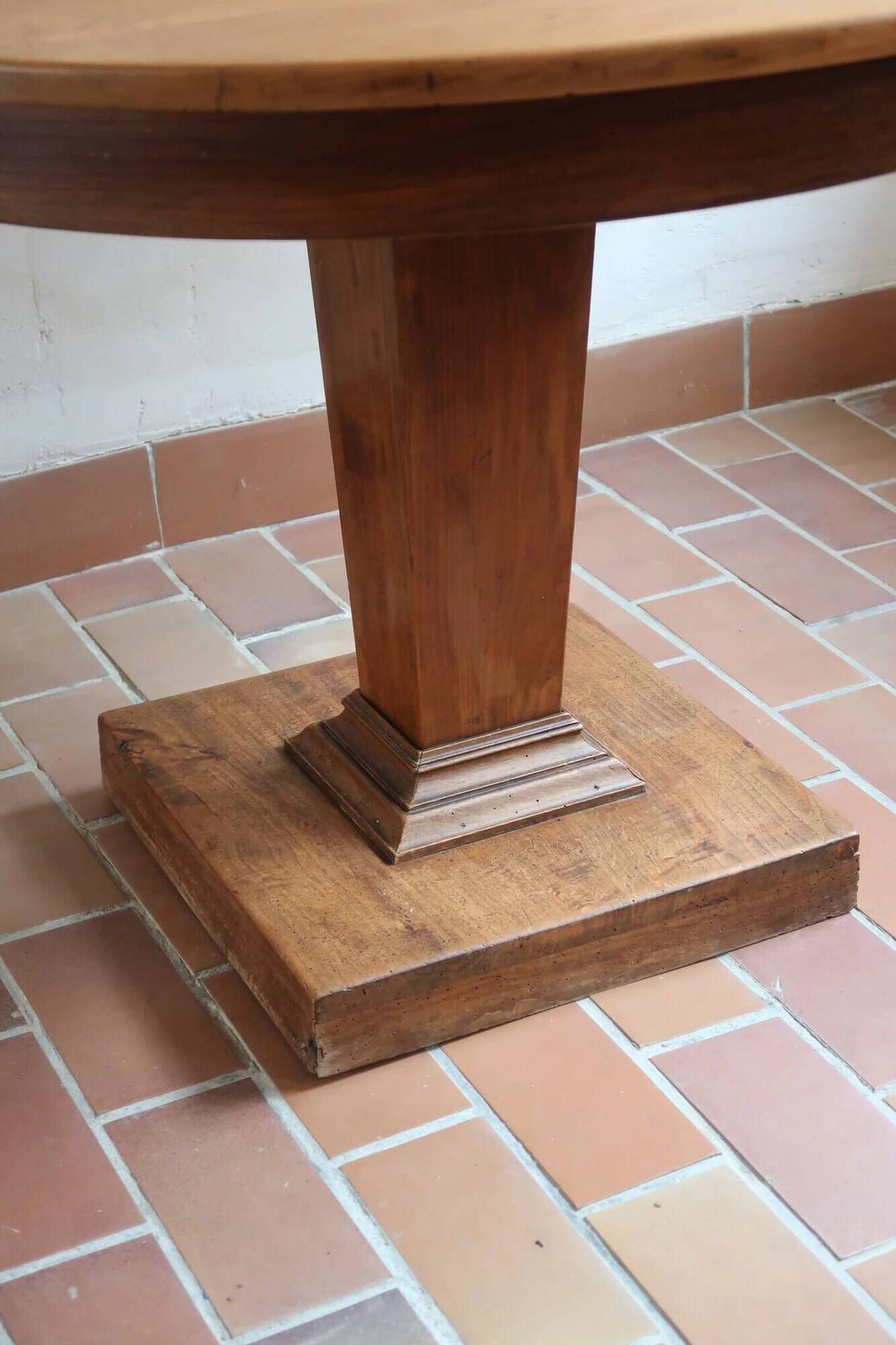 Table ronde en frêne, pied central mouluré, art déco