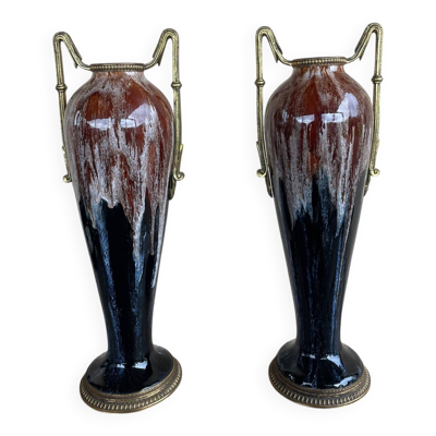 Deux grande vases en grès avec des garnitures en bronze