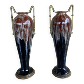 Deux grande vases en grès avec des garnitures en bronze