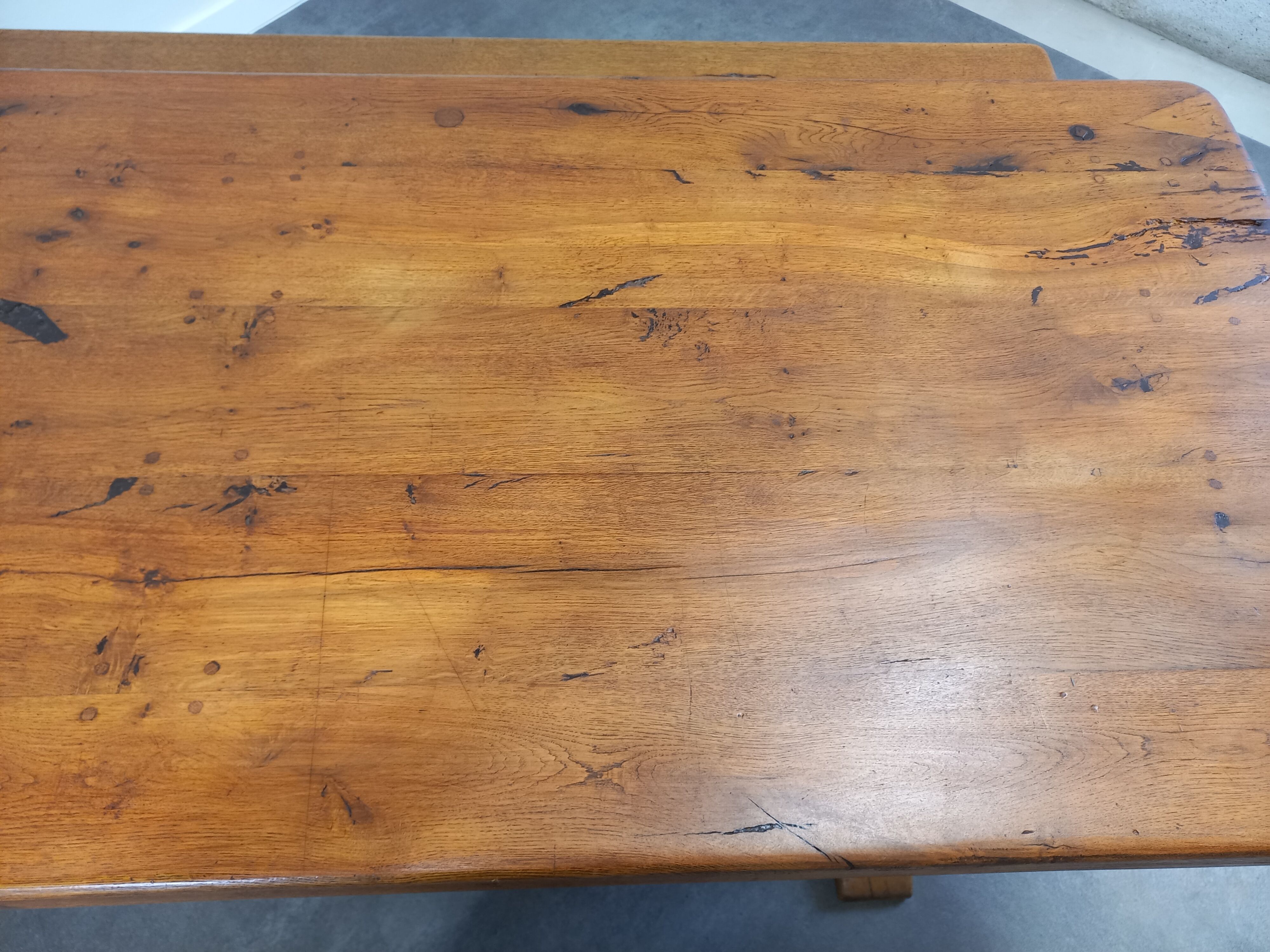 Farmhouse table and its 2 benches