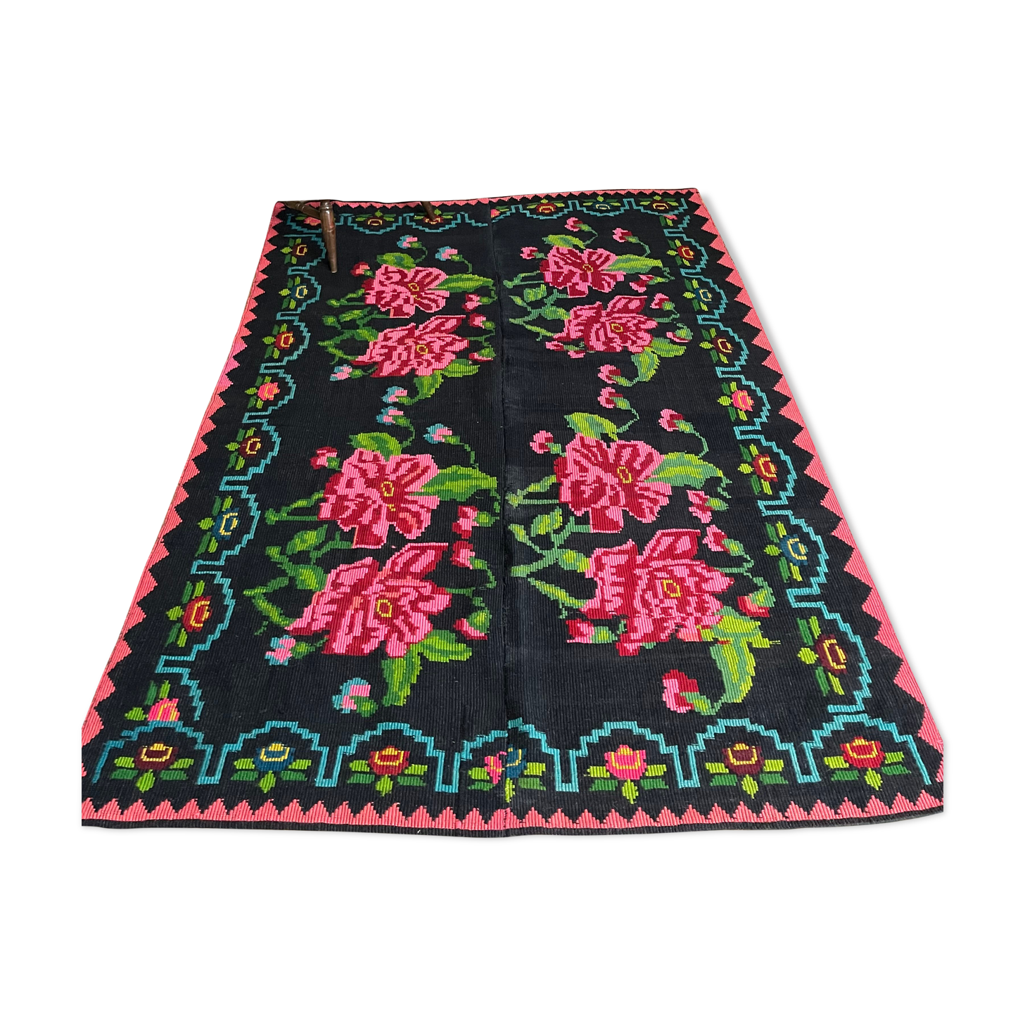 Tapis en laine roumaine tissé à la main avec fleurs roses sur fond noir