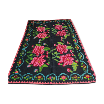 Tapis en laine roumaine tissé à la main avec fleurs roses sur fond noir