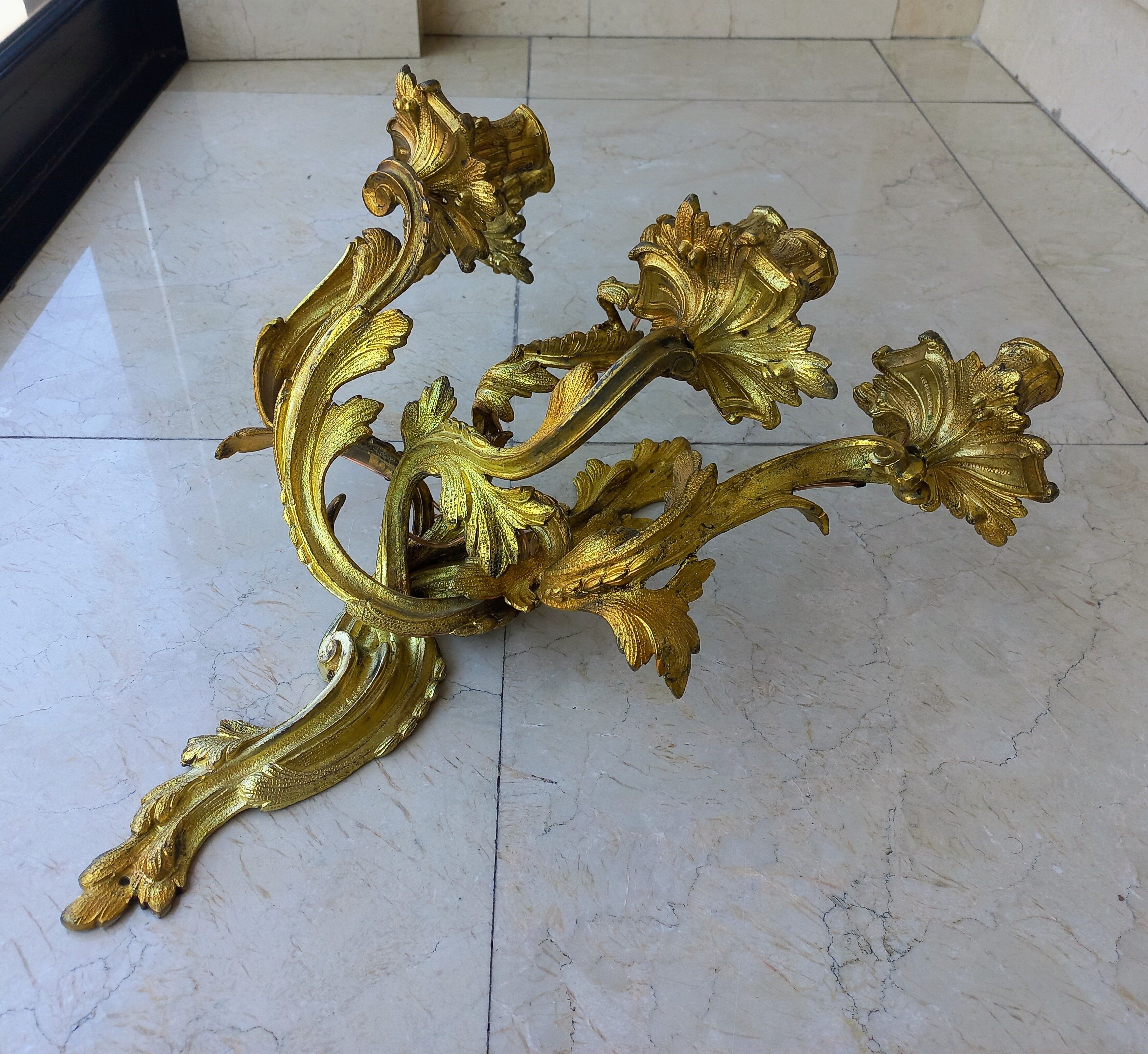 Paire d'appliques murales Louis XV en bronze