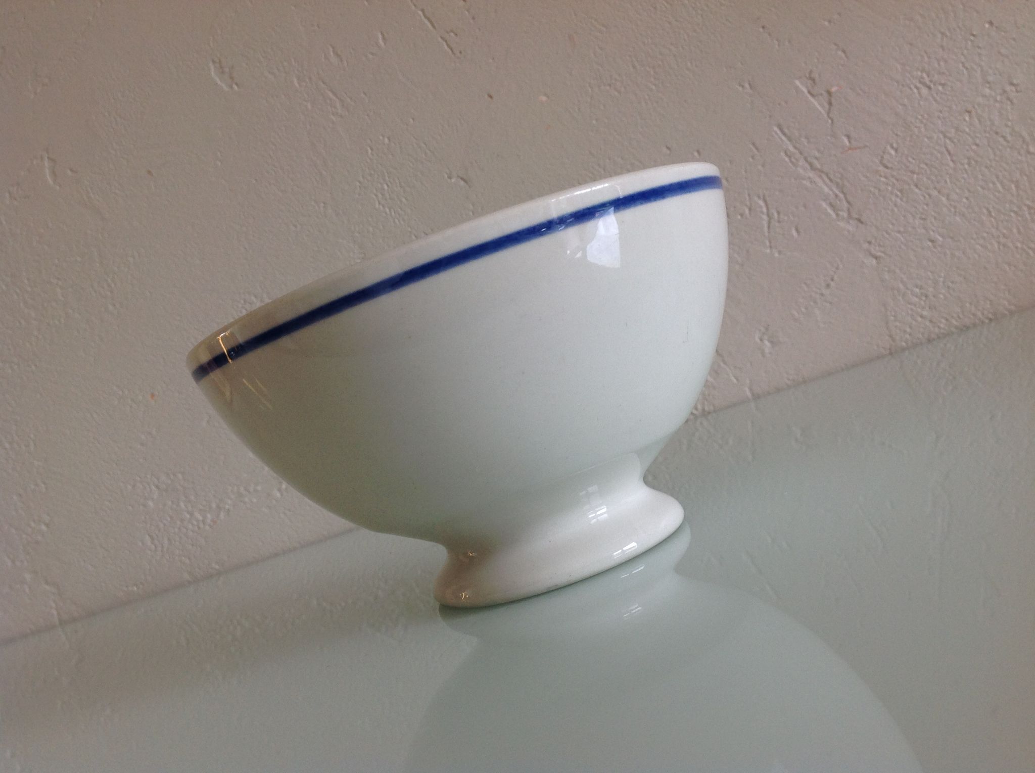 Bol blanc à liseré bleu en porcelaine de Gien