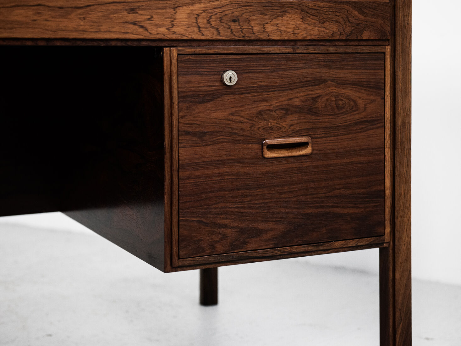 Executive desk in rosewood and leather by Søren Willadsen