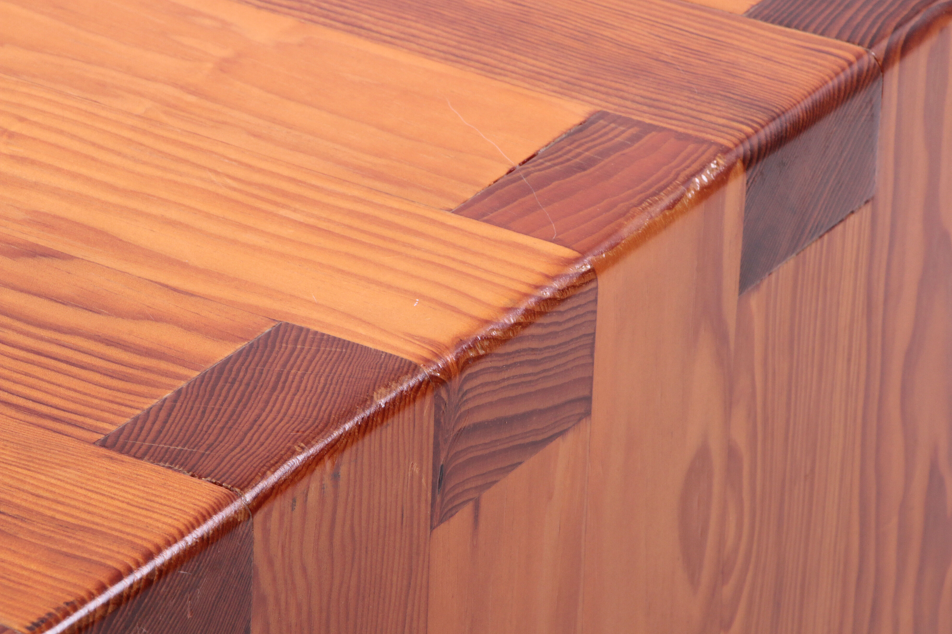 Table basse en bois Français de pin brutaliste, 1970 France