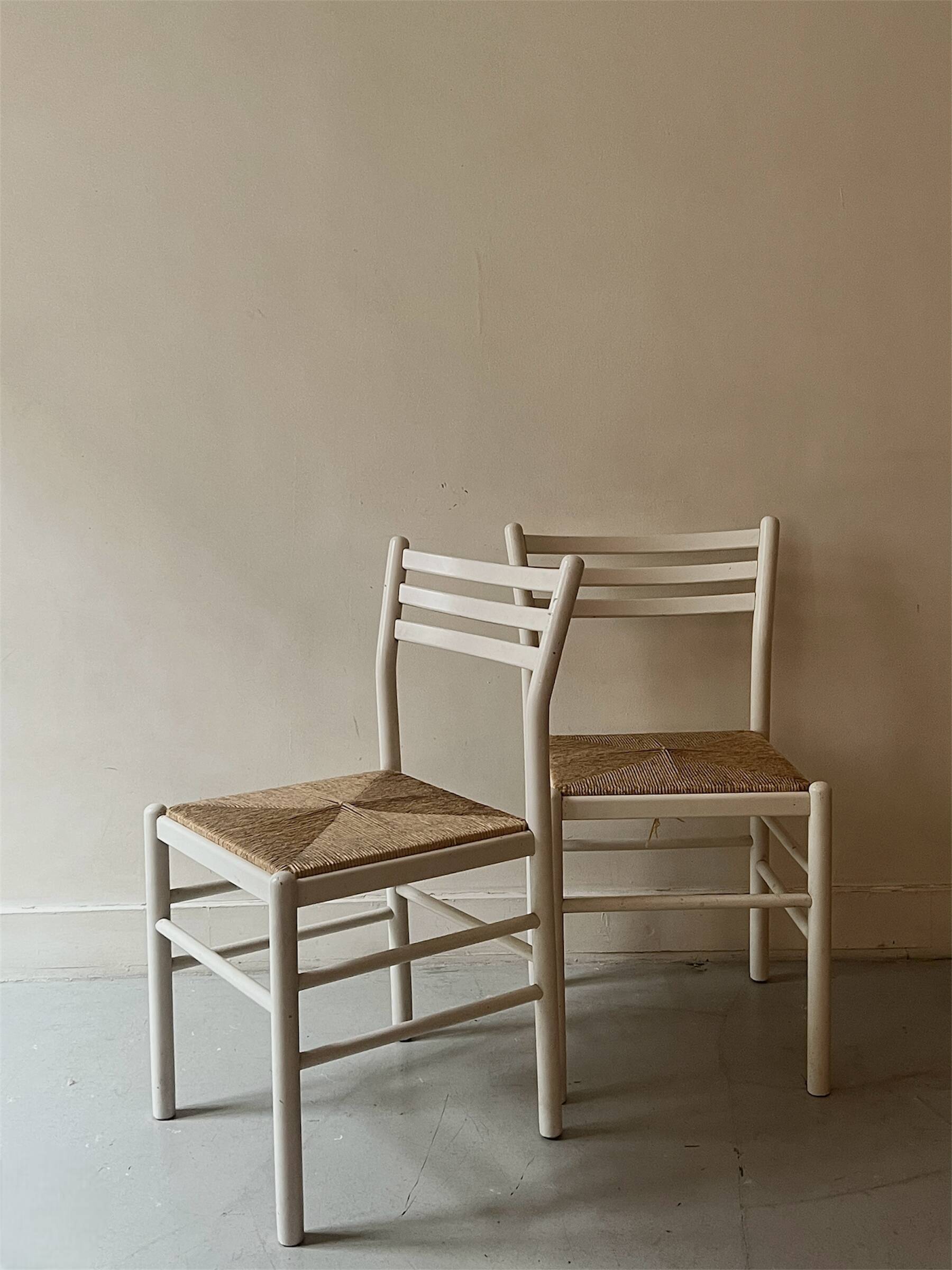 Paire de chaises vintage en bois blanc et paille