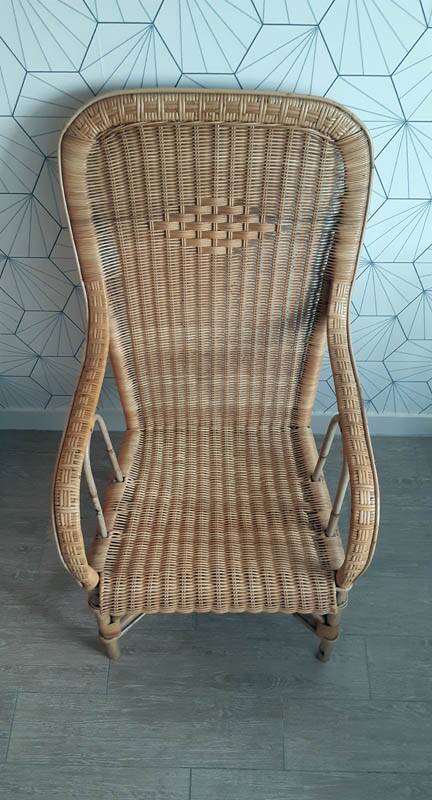 Fauteuil vintage en rotin tressé.