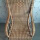 Fauteuil vintage en rotin tressé.