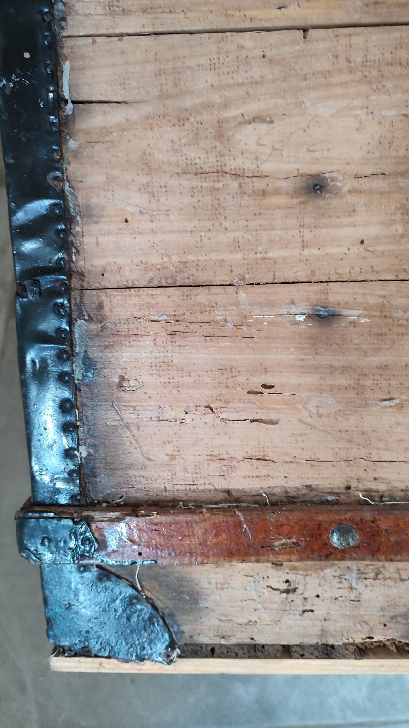 Grande malle en bois bombée