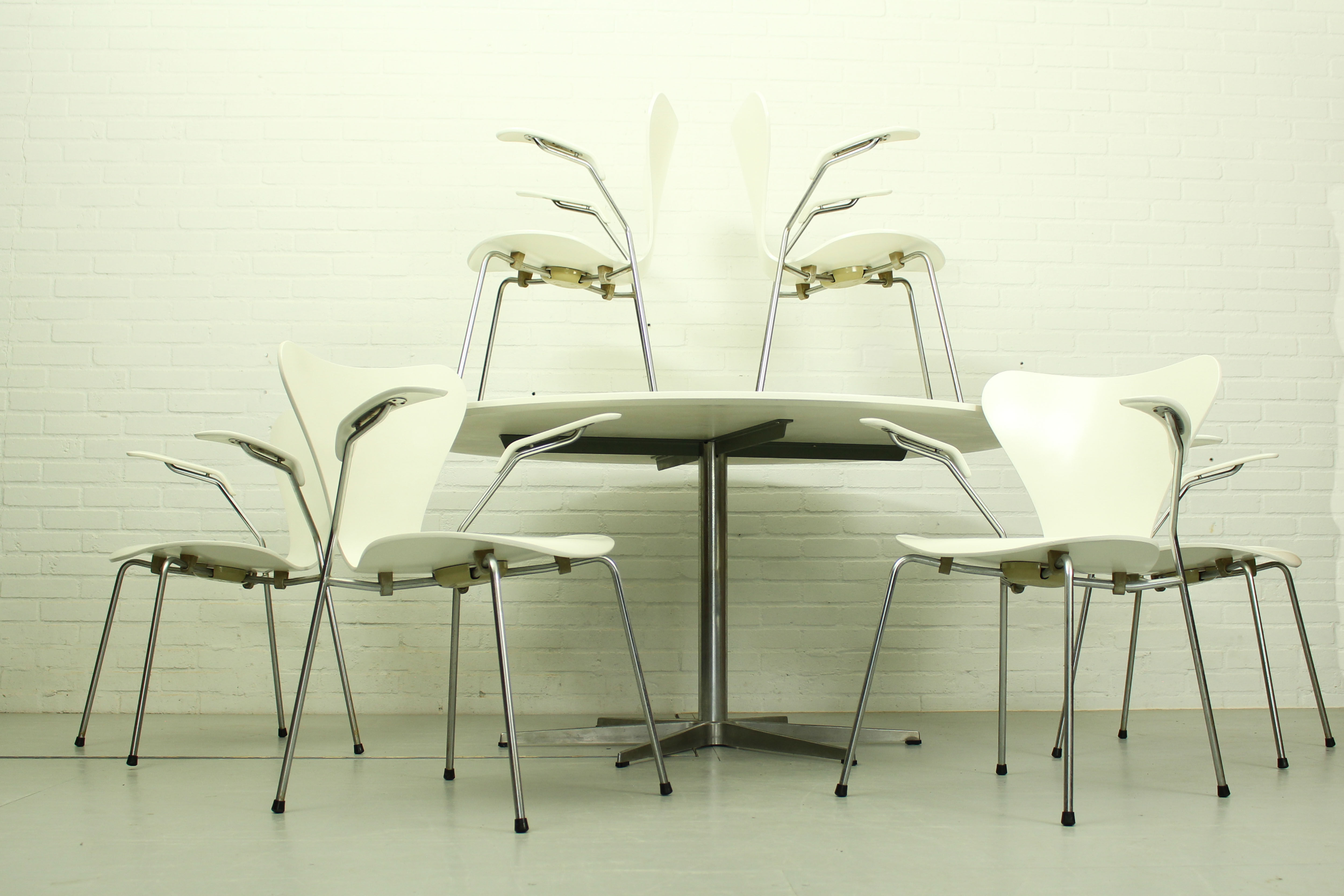 Set of 6 Arne Jacobsen 3207 Armchairs and Dining Table A826 by  Arne Jacobsen for Fritz Hansen