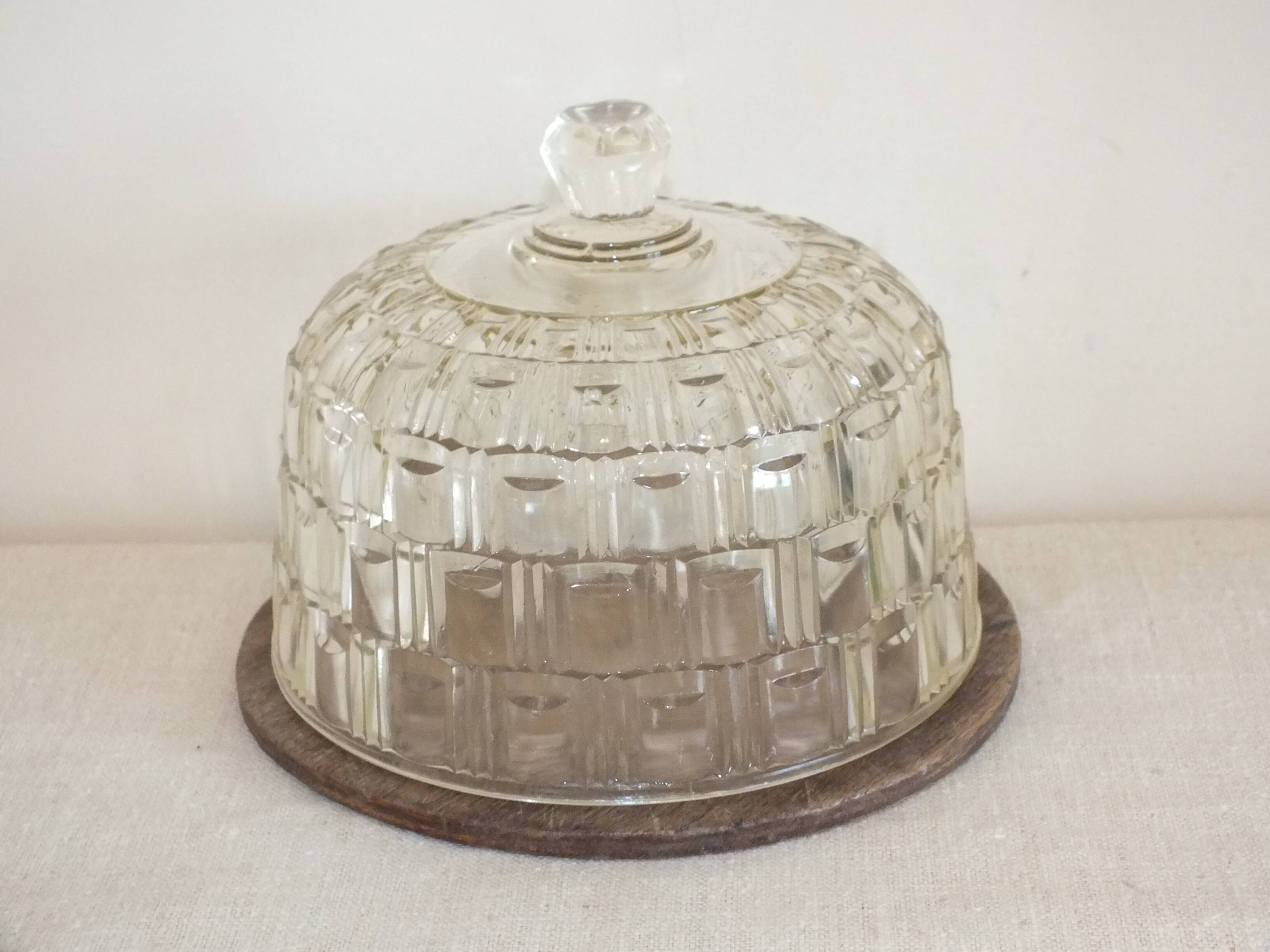 Butter or cheese bell in molded glass and wooden tray