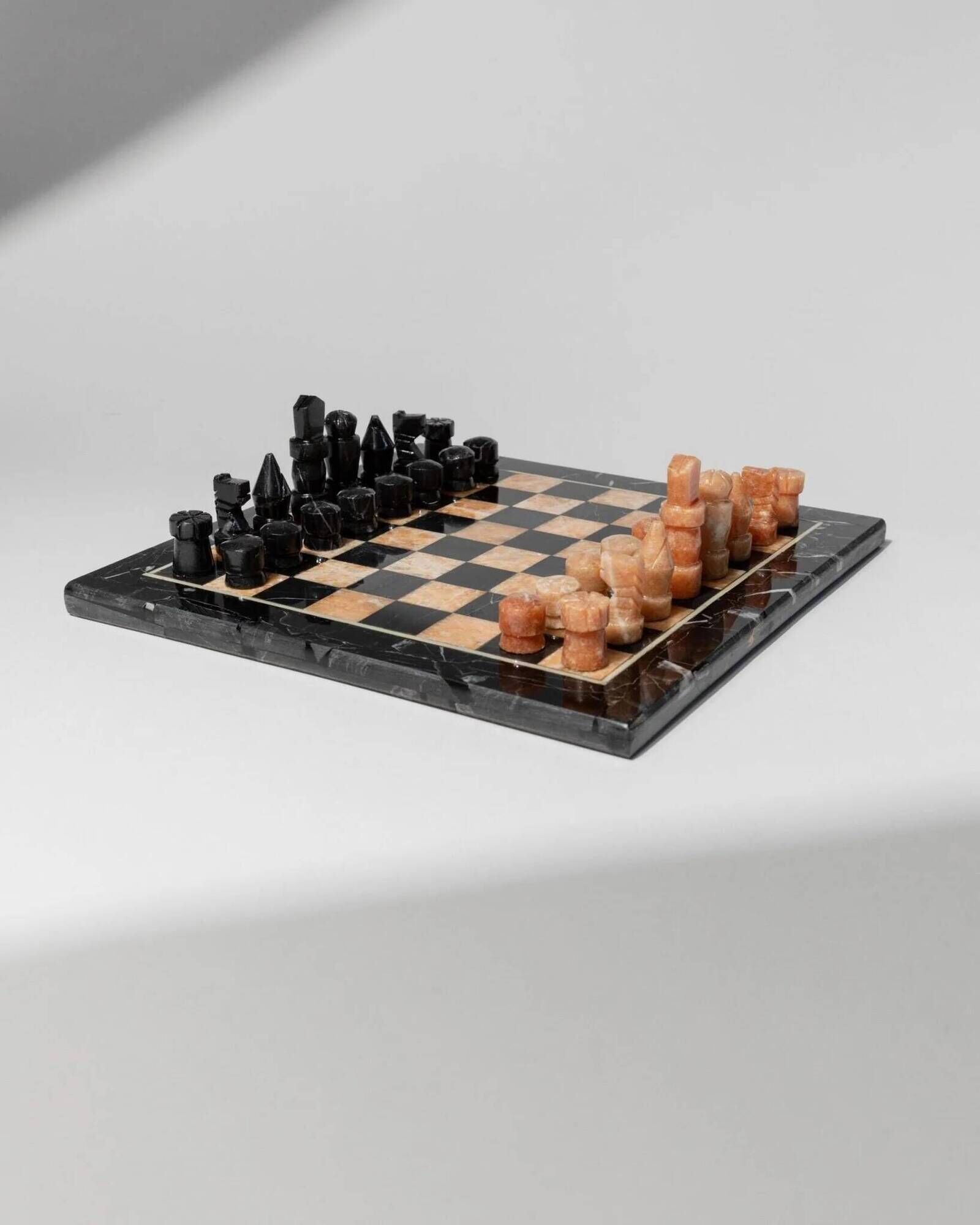 Vintage Peach-and-Black Marble Chessboard with Stone Pieces, Italian 1960s Design – Elegant Gift