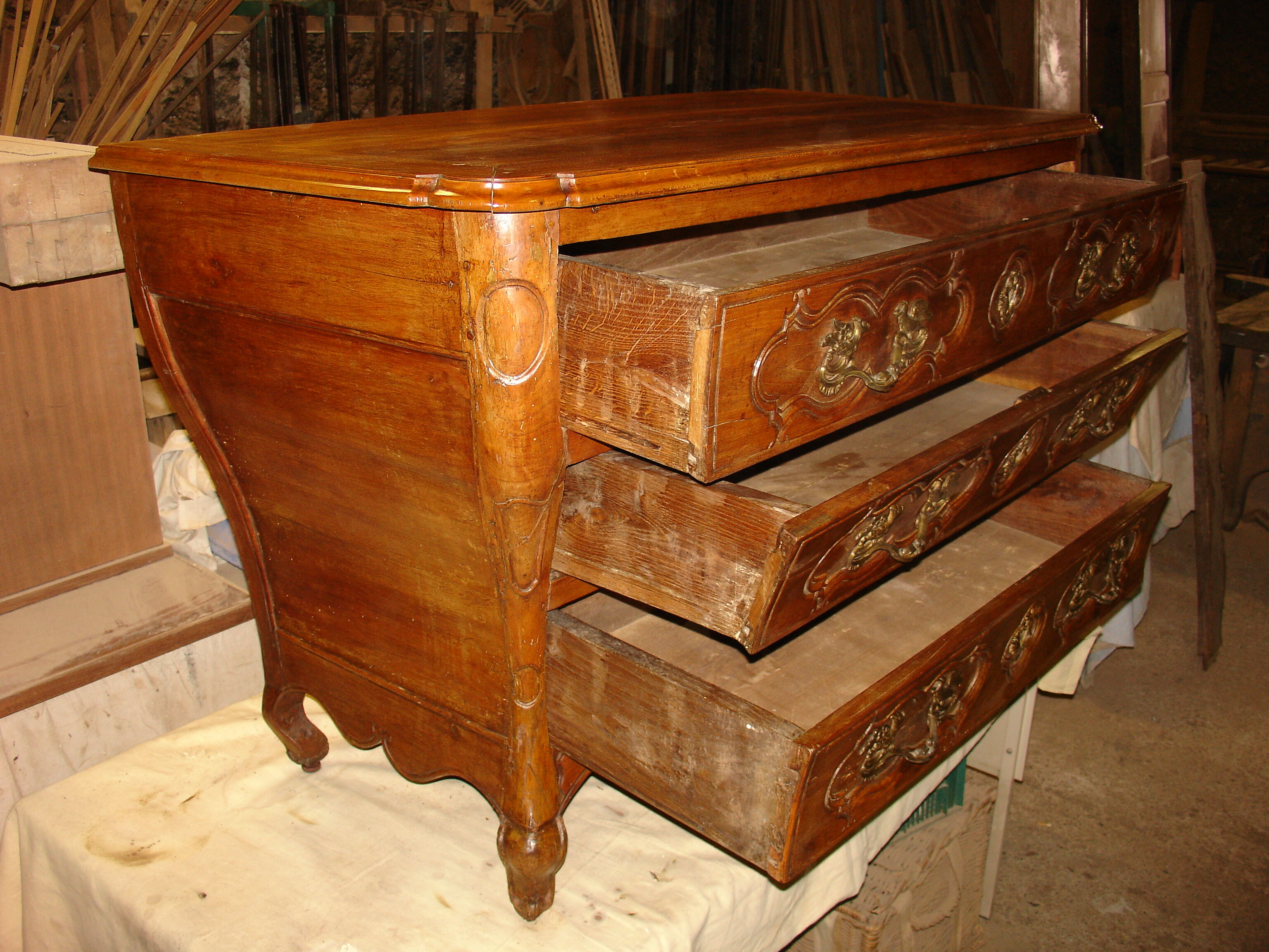 Commode dite "Tombeau" époque Régence de la fin du XVII siècle en merisier massif