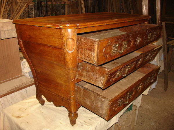 Commode dite ''Tombeau'' époque Régence de la fin du XVII siècle en merisier massif