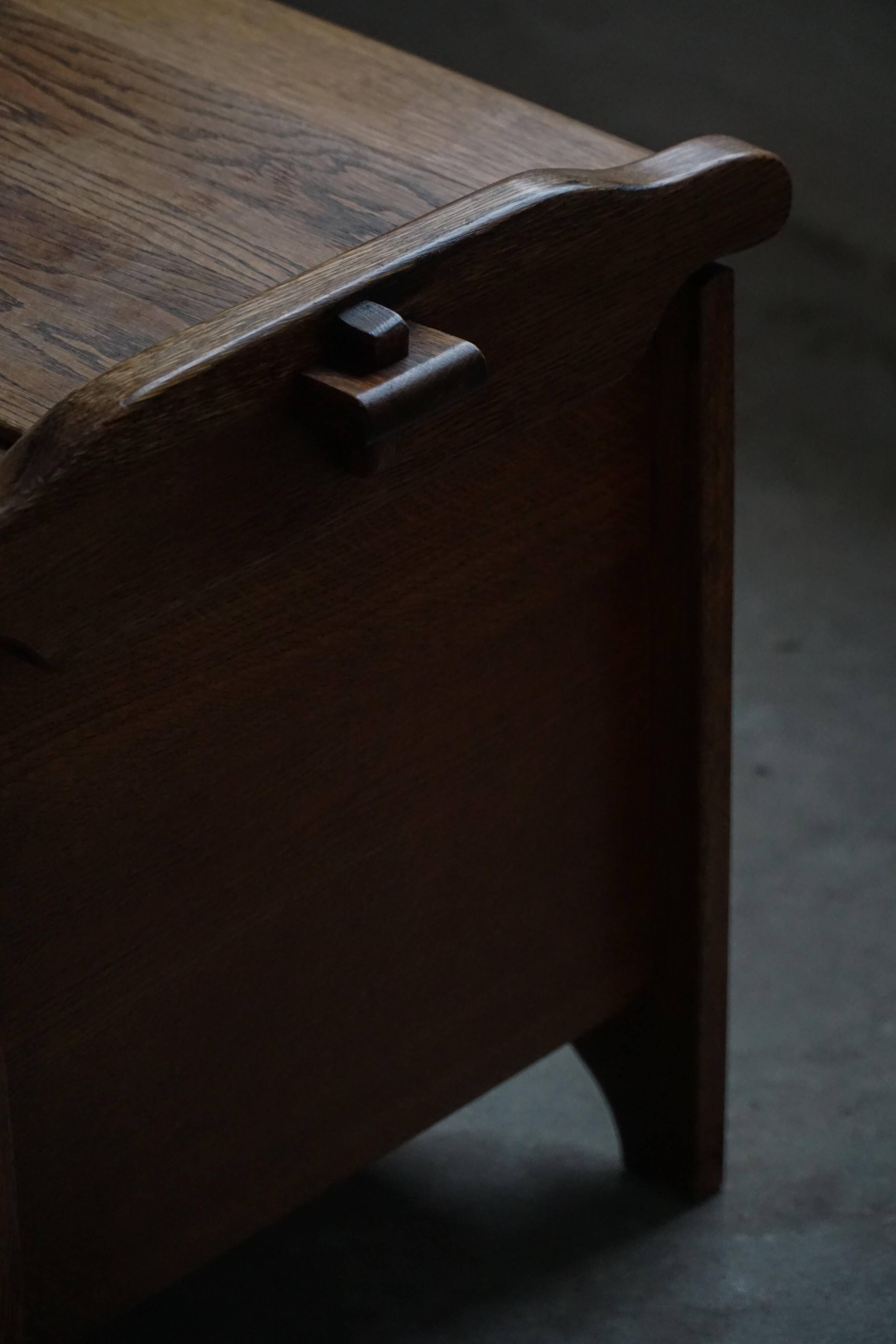 Coffre moderne danois en Oak avec sculpture décorative en relief, milieu du 20e siècle