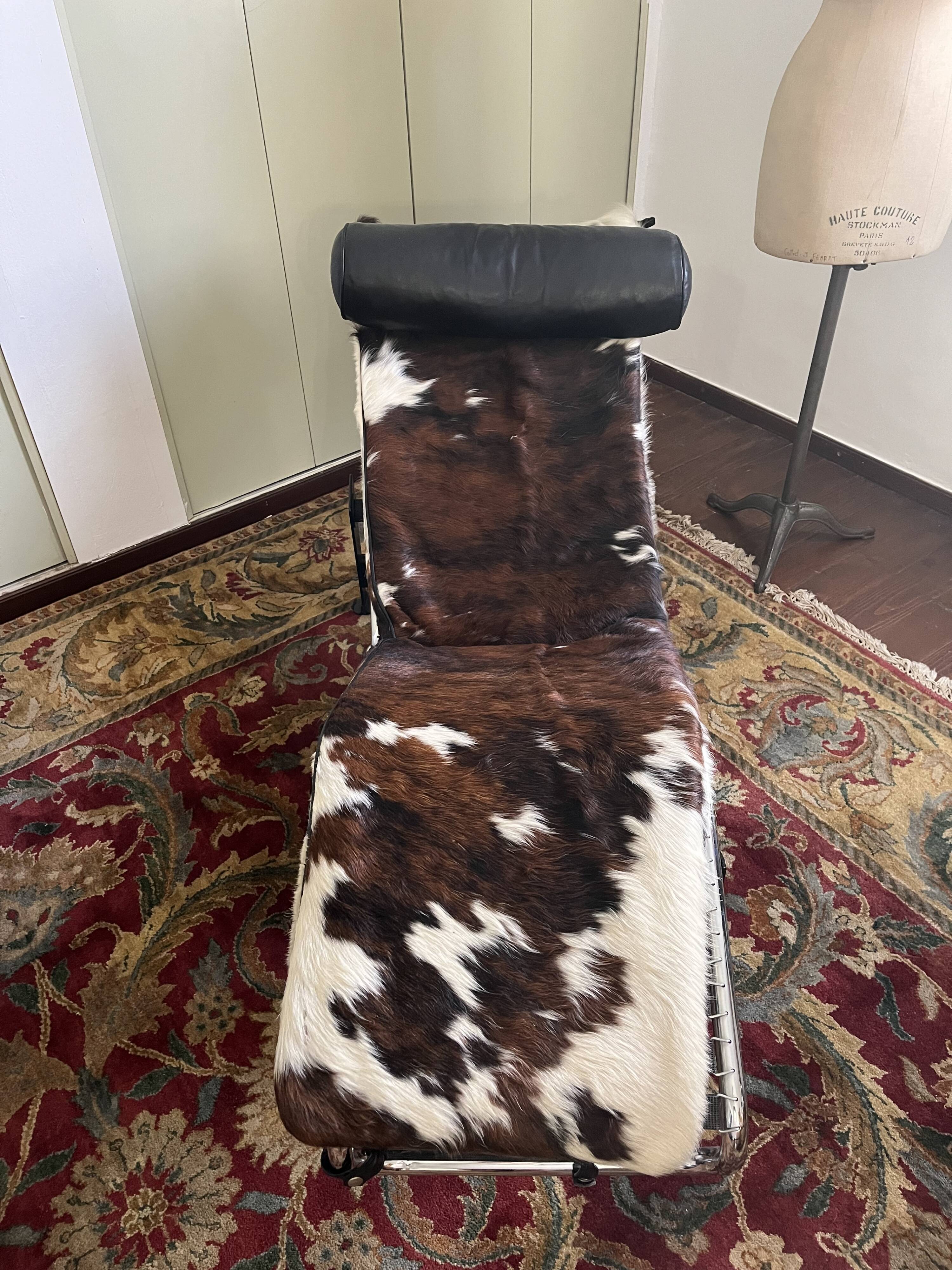 Leather chaise longue