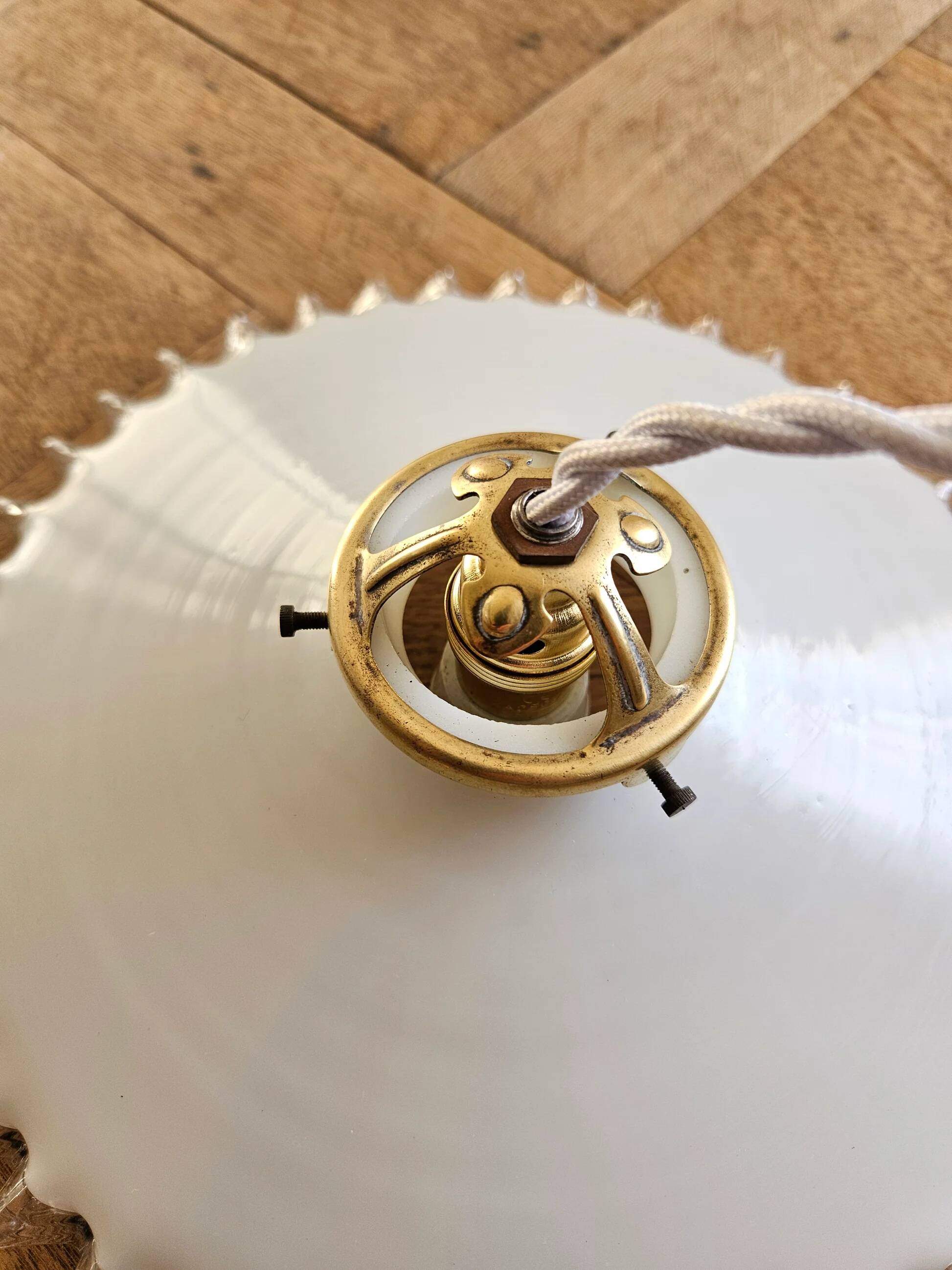 Suspension vintage en opaline dentelée