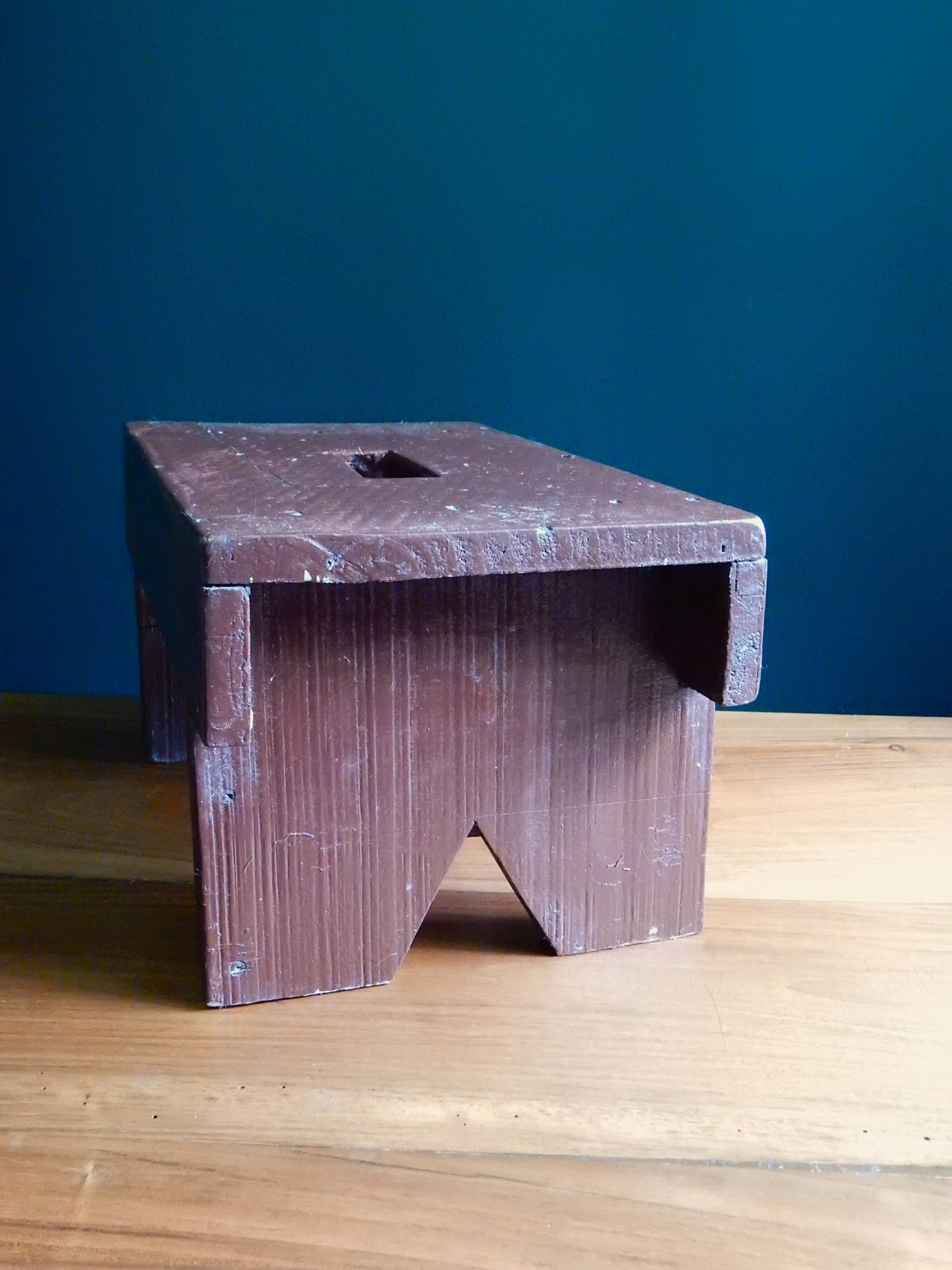 Tabouret de ferme en bois peint patiné