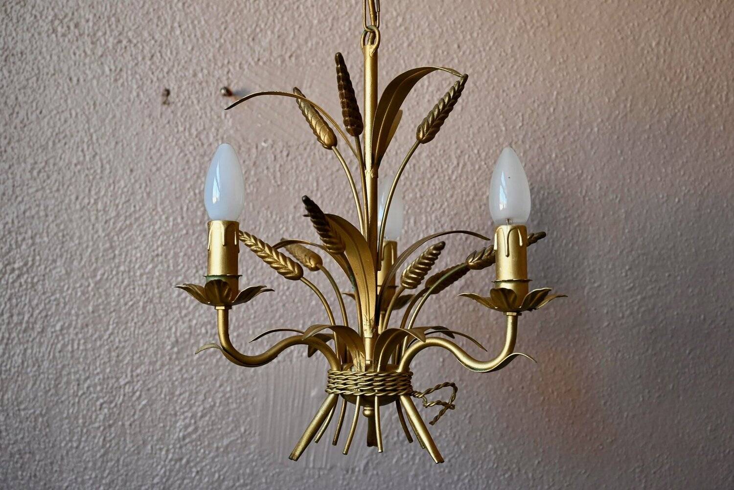 Vintage wheat spike chandelier in gold metal, 3 lights, 1970s Hollywood Regency.