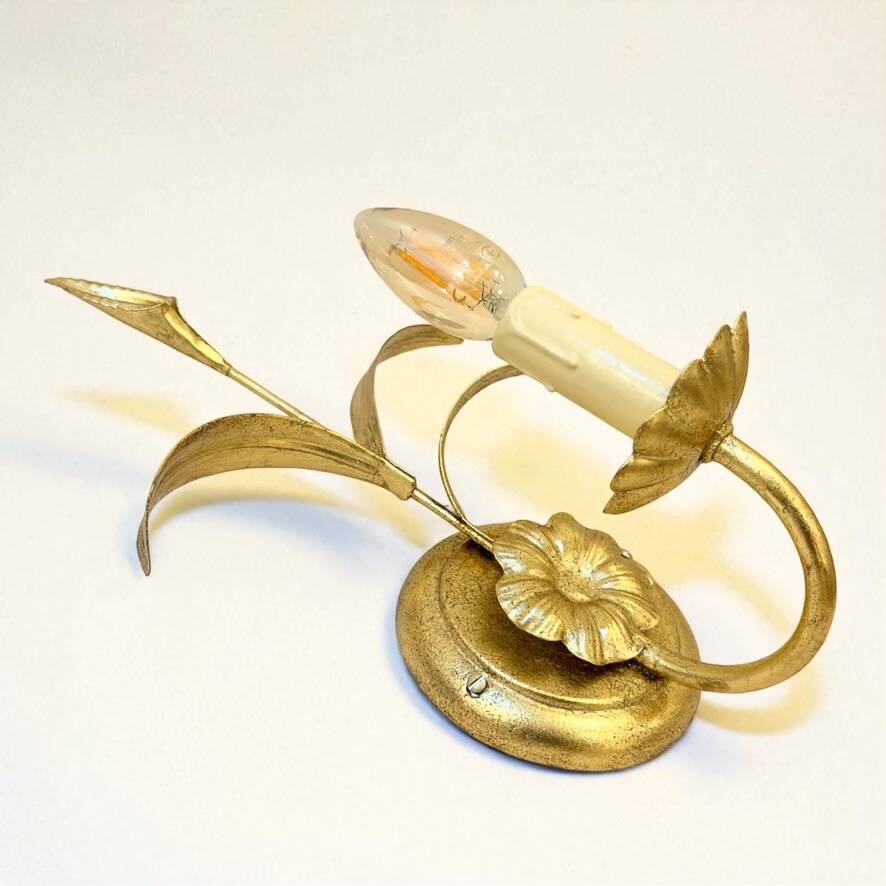 Gold leaf metal flower wall sconce, 1970s-1980s, Hollywood Regency Masca