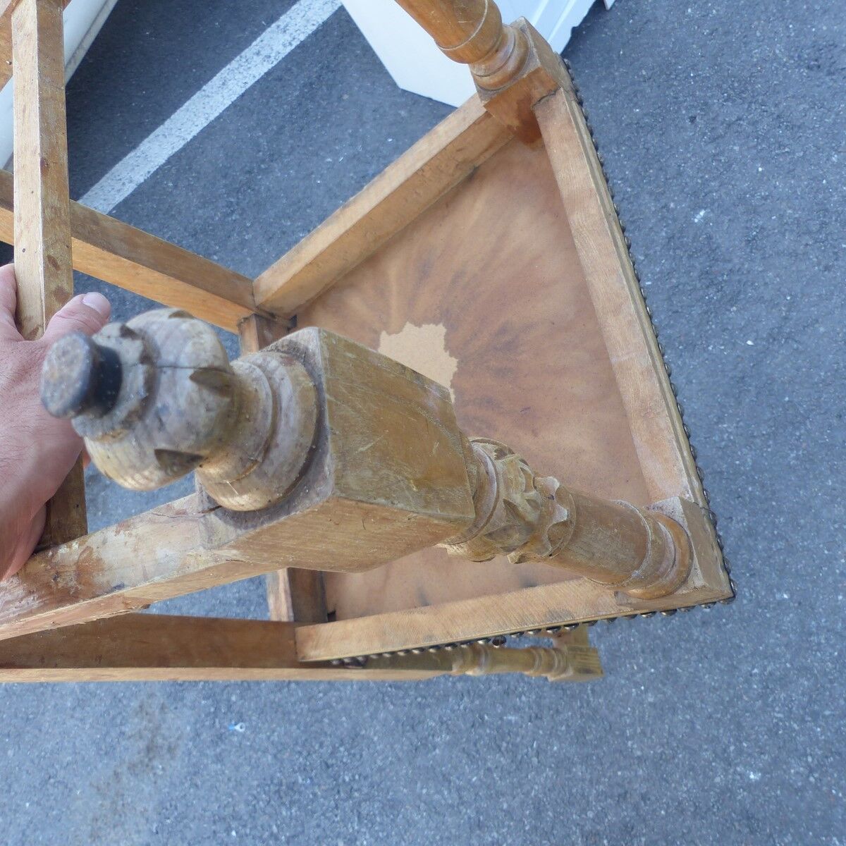 Lot of 2 old chairs in carved wood and leather