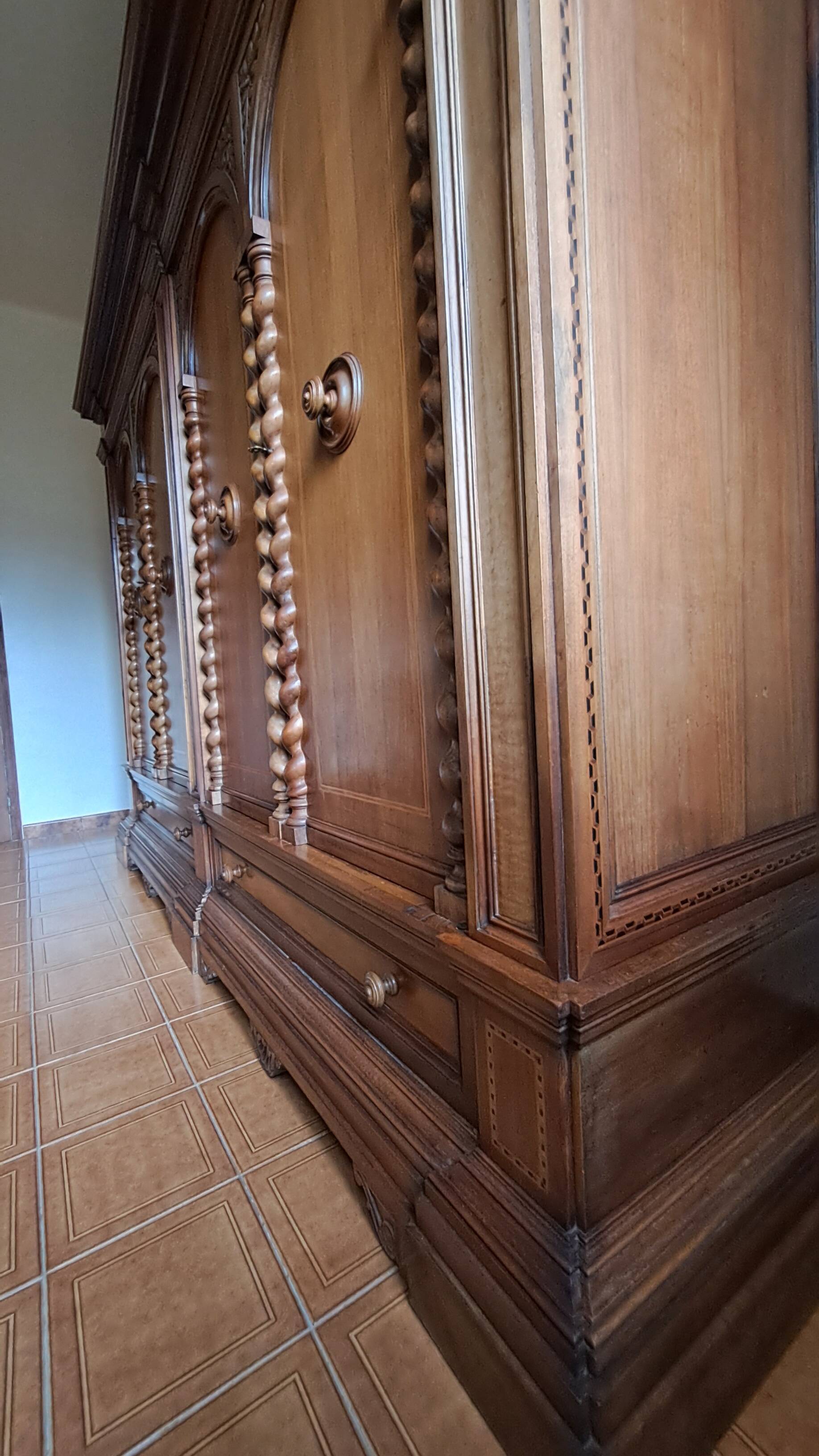 Wardrobe - neo-Renaissance in carved solid wood - possible lot sale