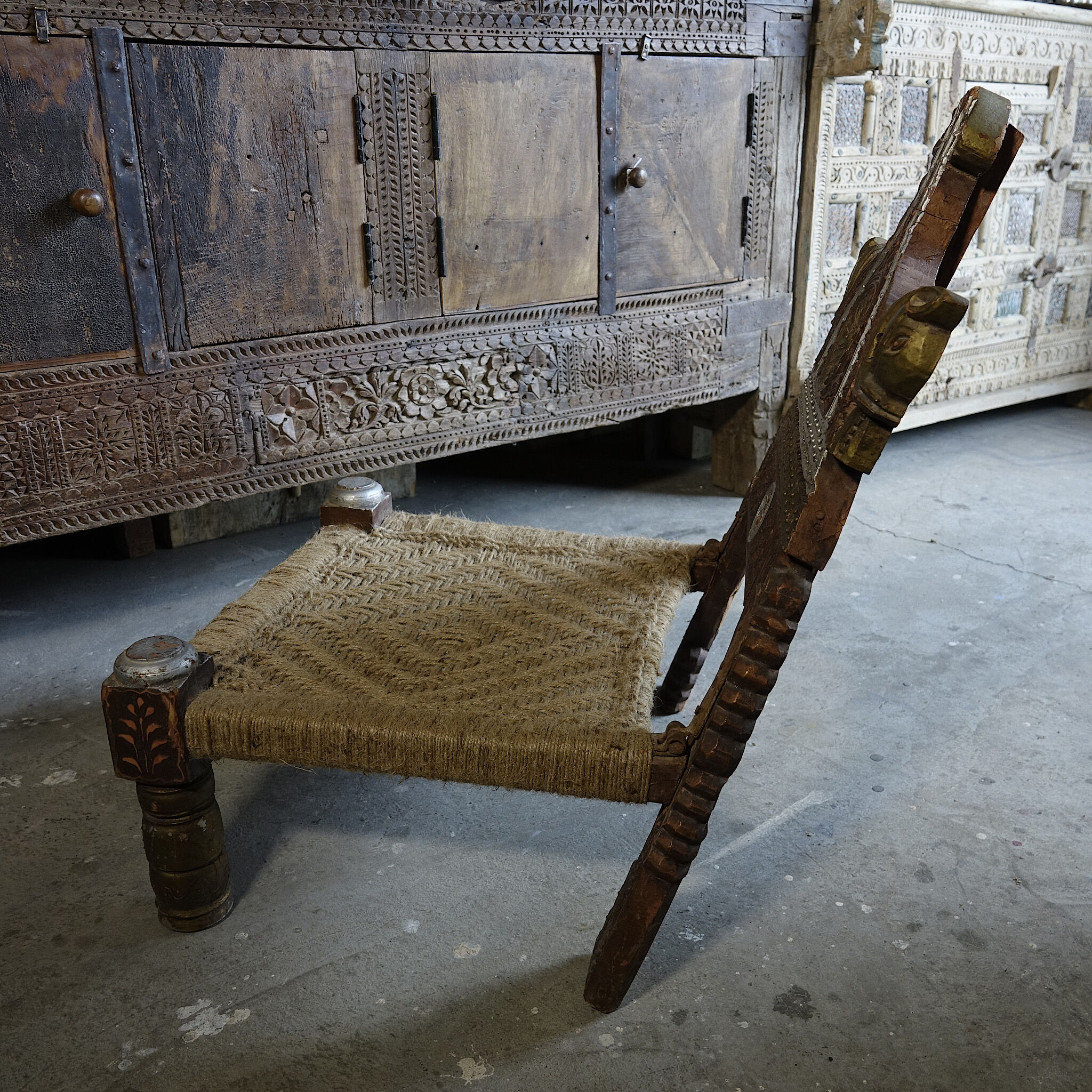 Chaise en bois sculpté et corde