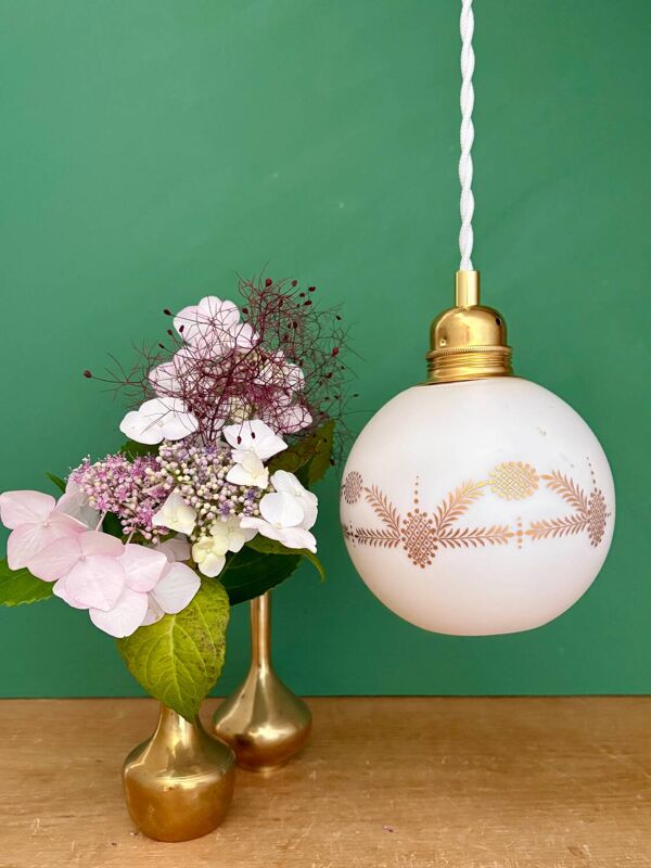 Suspension globe vintage en opaline blanche et dorée