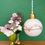 Suspension globe vintage en opaline blanche et dorée