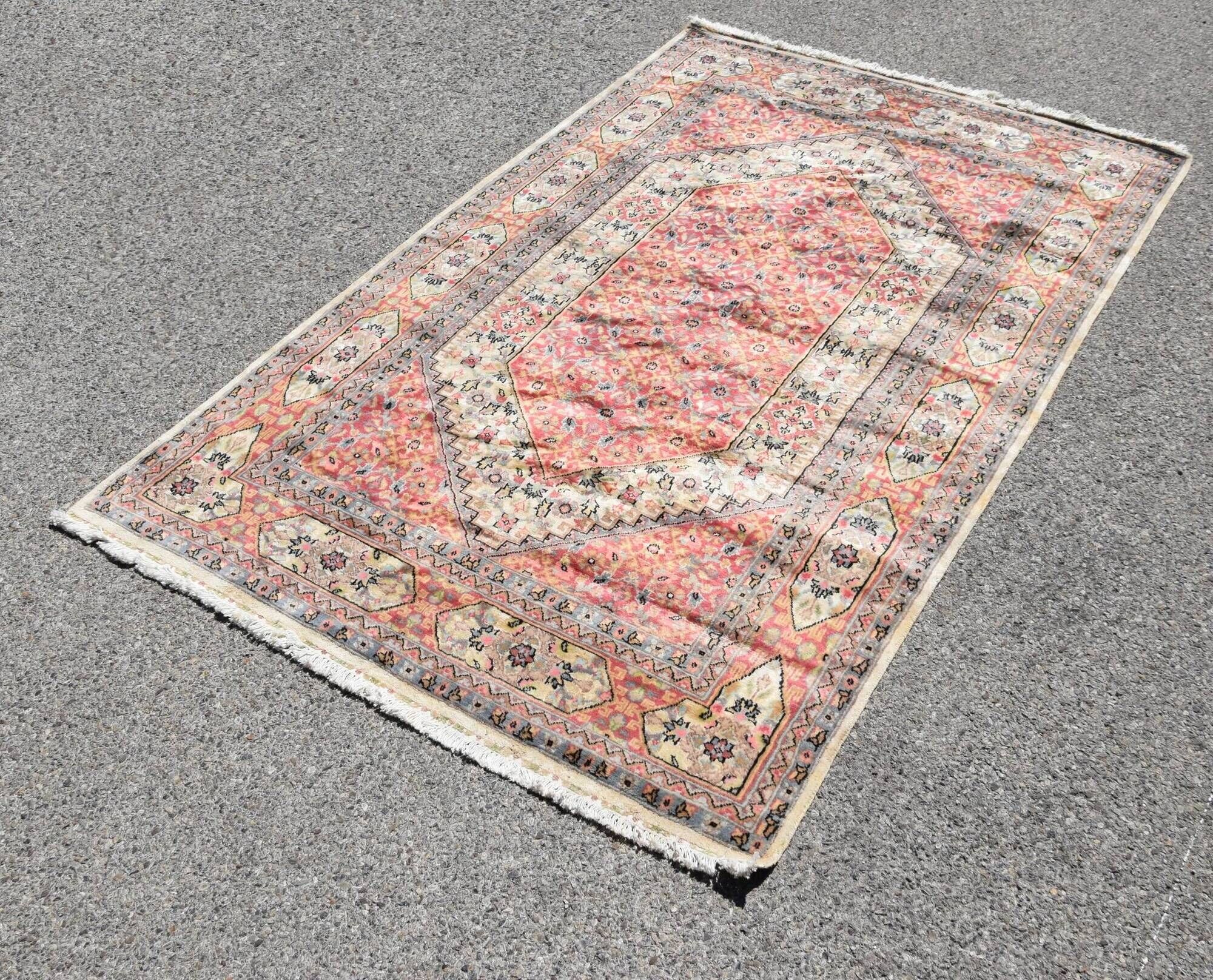 Jihangie wool and silk oriental carpet : 1.28 x 1.90 m