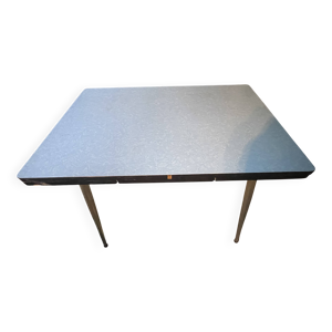 Table en formica bleu