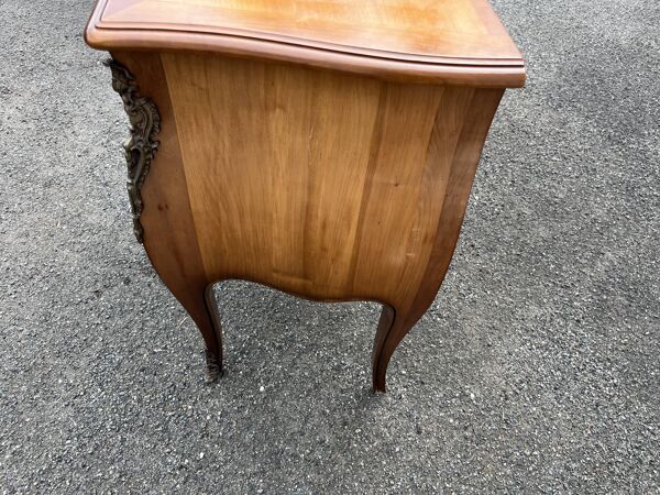 Commode ancienne de style Louis XV en bois - Commode sauteuse galbée avec b