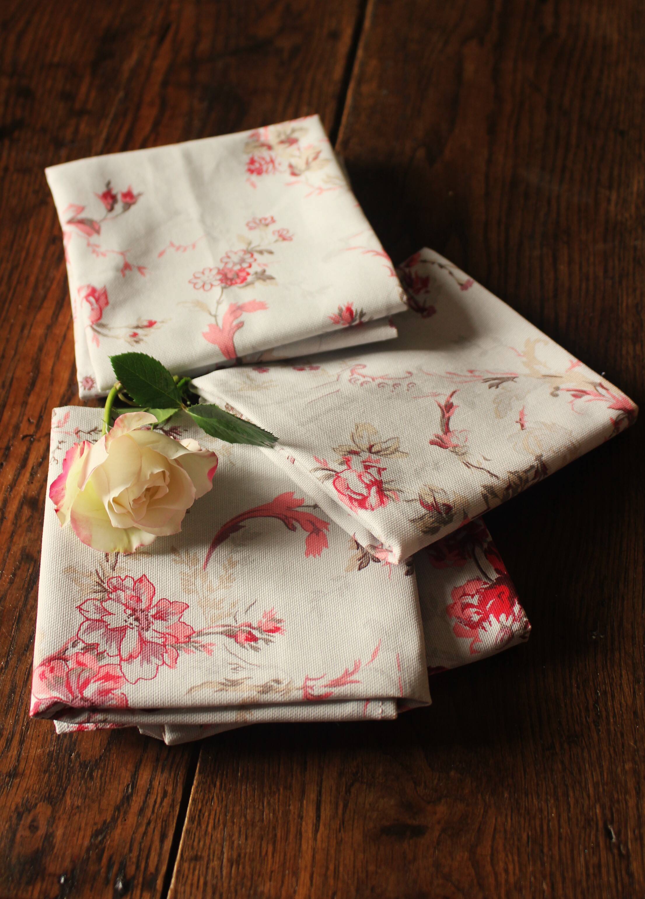Un lot de 6 serviettes de table bleu gris fleurs roses