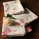 Un lot de 6 serviettes de table bleu gris fleurs roses