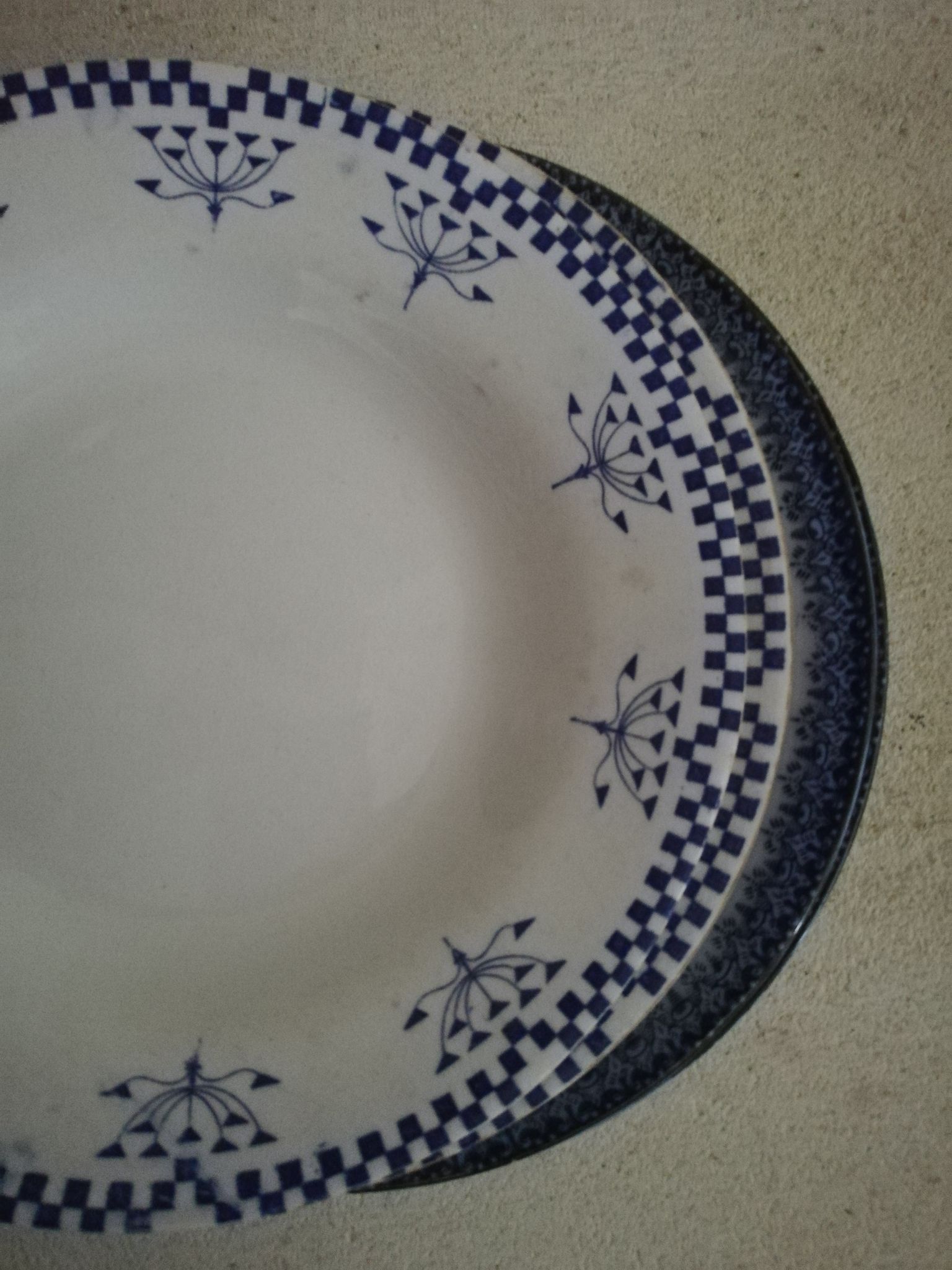4 assiettes à soupe terre de fer dépareillées