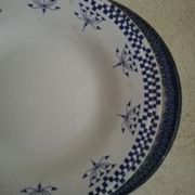 4 assiettes à soupe terre de fer dépareillées