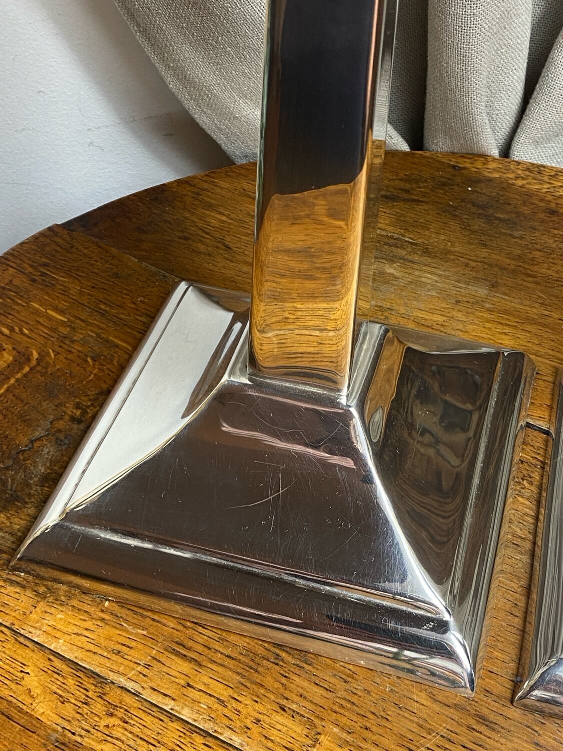 Paire de grands bougeoirs design en aluminium