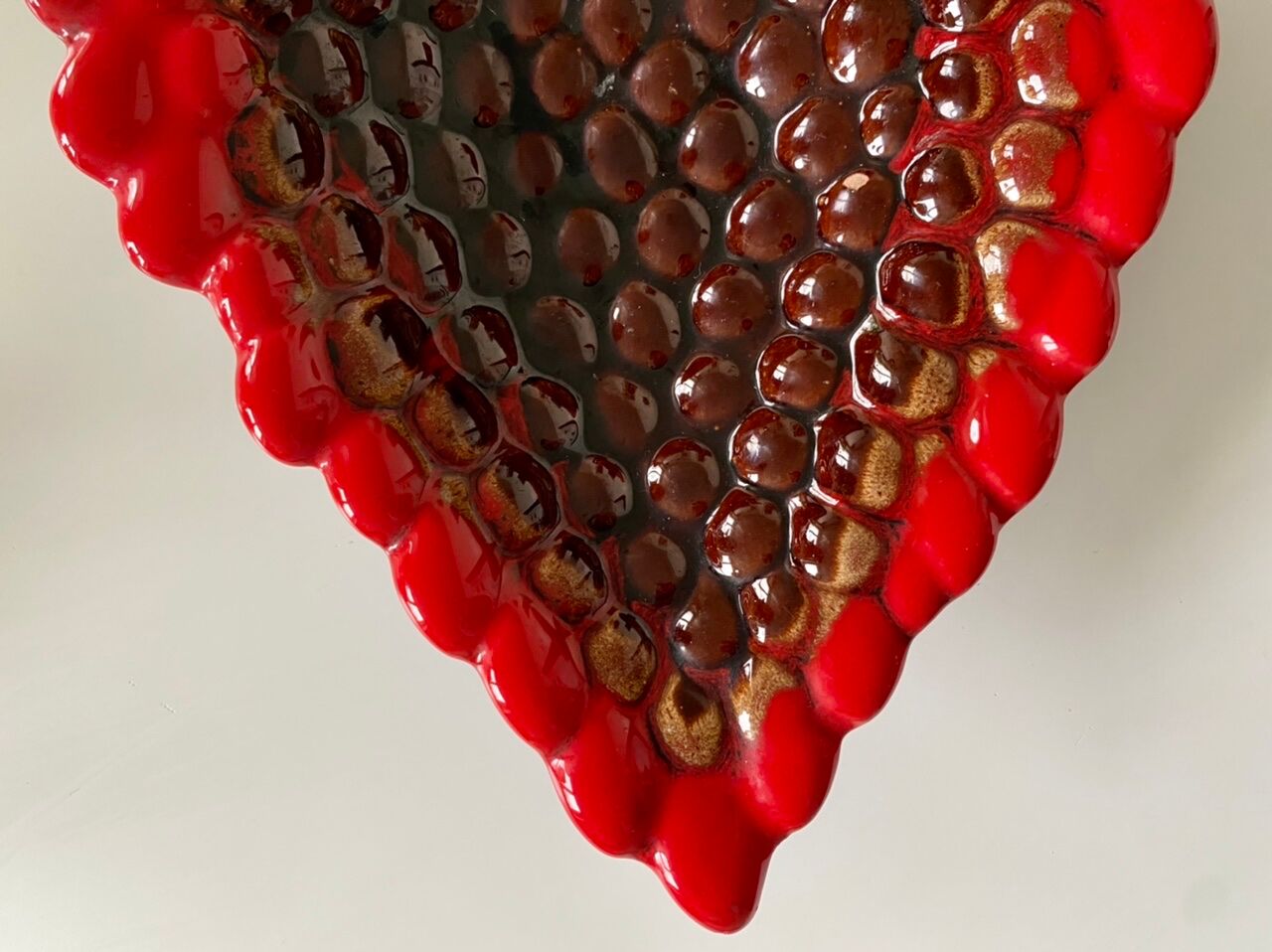 Slurry dish in the shape of a bunch of grapes