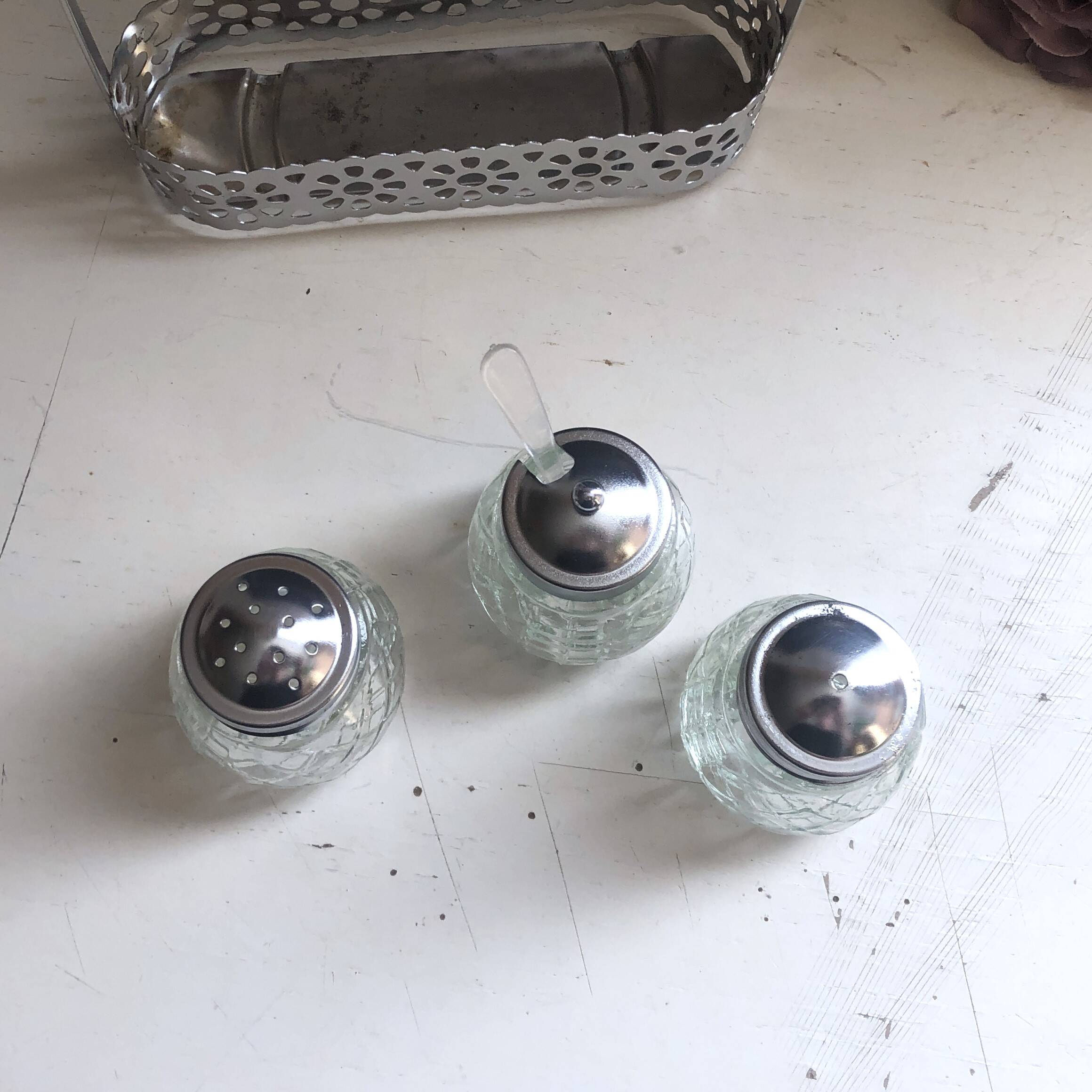 4-piece salt shaker, pepper and mustard set with spoon in stainless steel basket