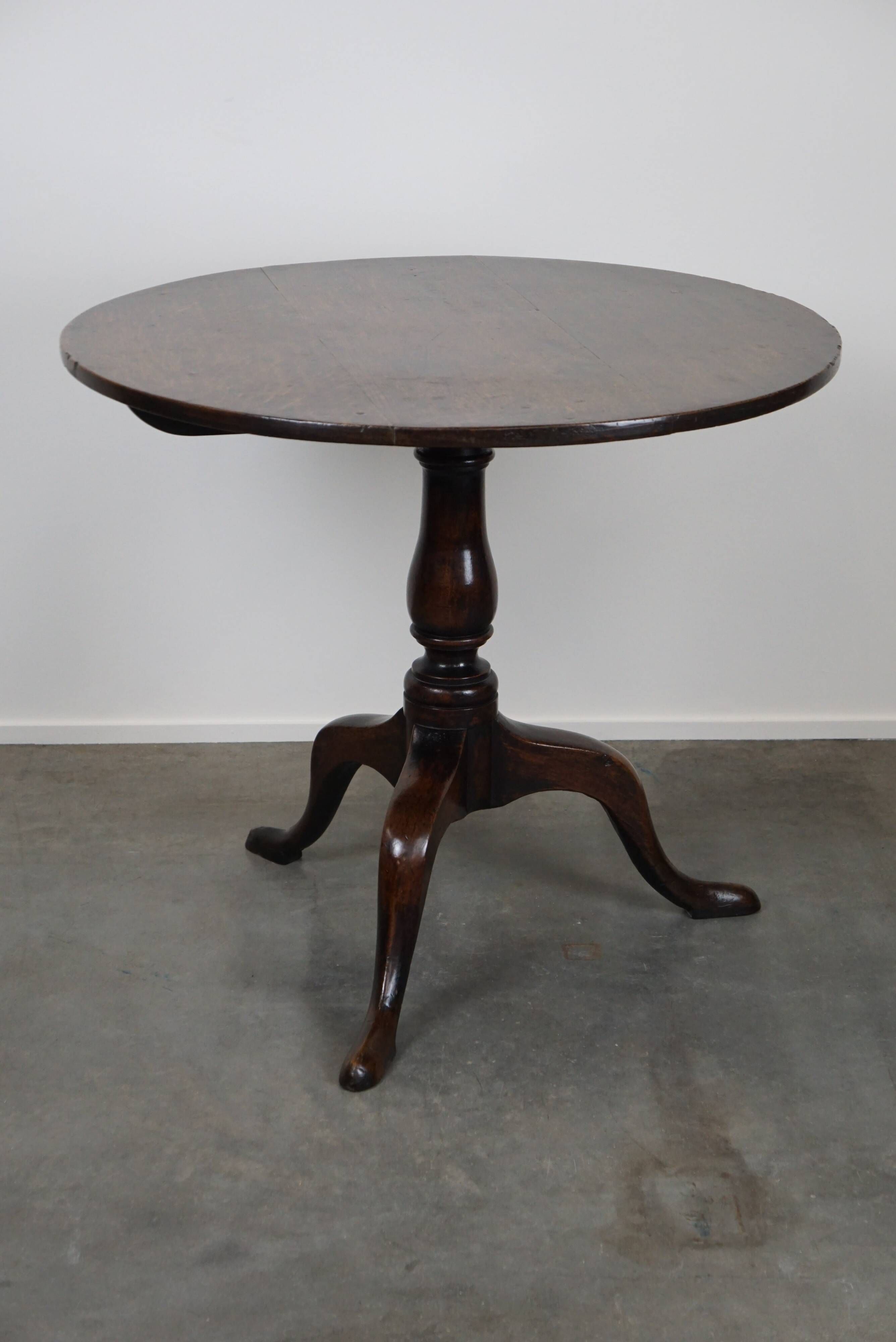 Round antique English oak tilt-top table with wonderful colors