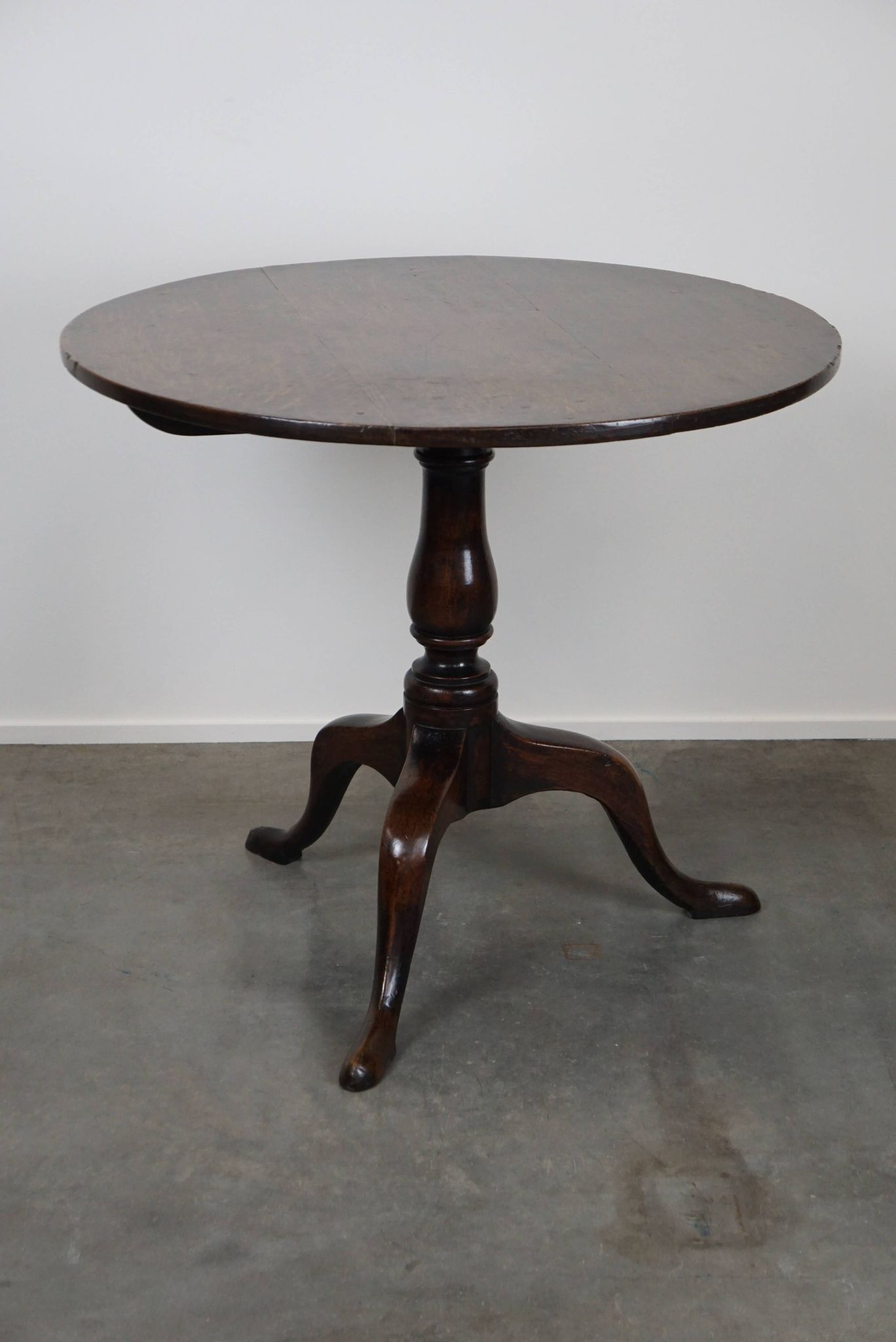 Round antique English oak tilt-top table with wonderful colors