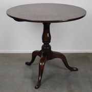 Round antique English oak tilt-top table with wonderful colors