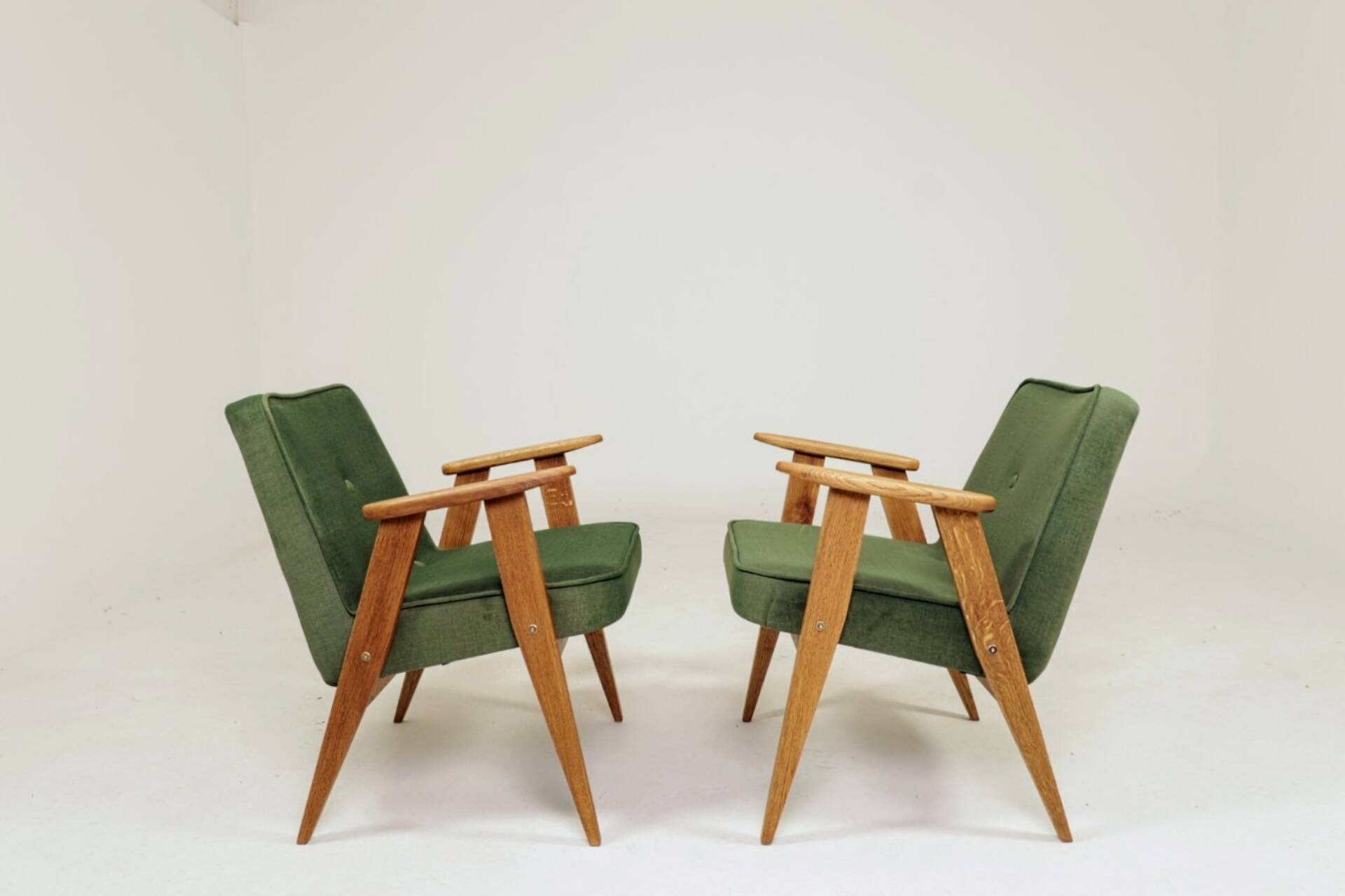 Paire de fauteuils en chêne clair et tissu vert olive