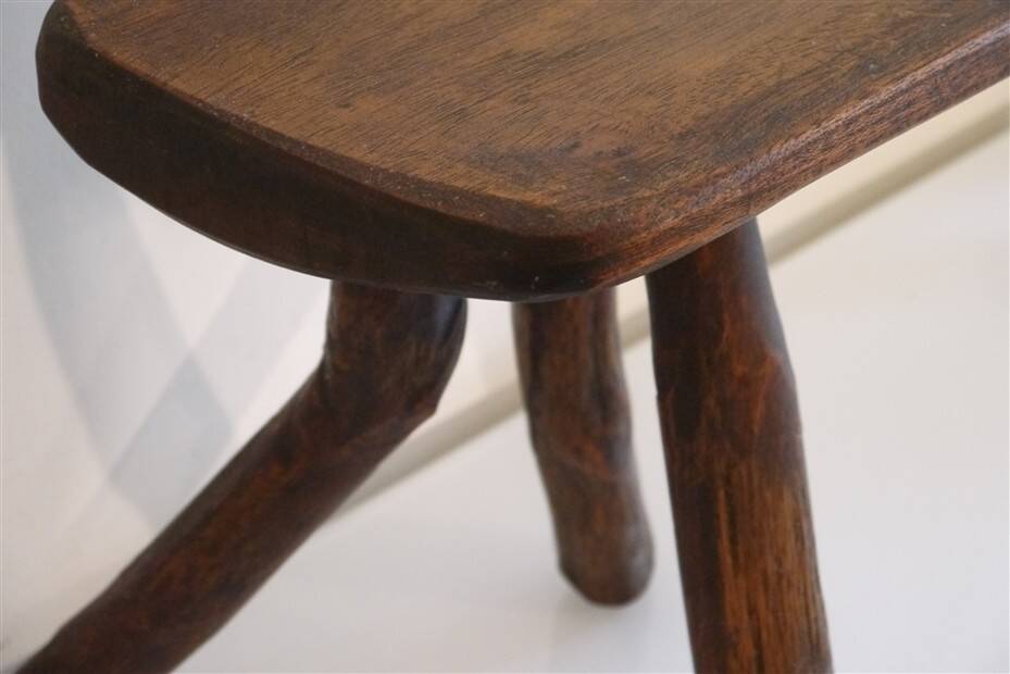 Patinated tripod stool in solid wood from the 1960s.