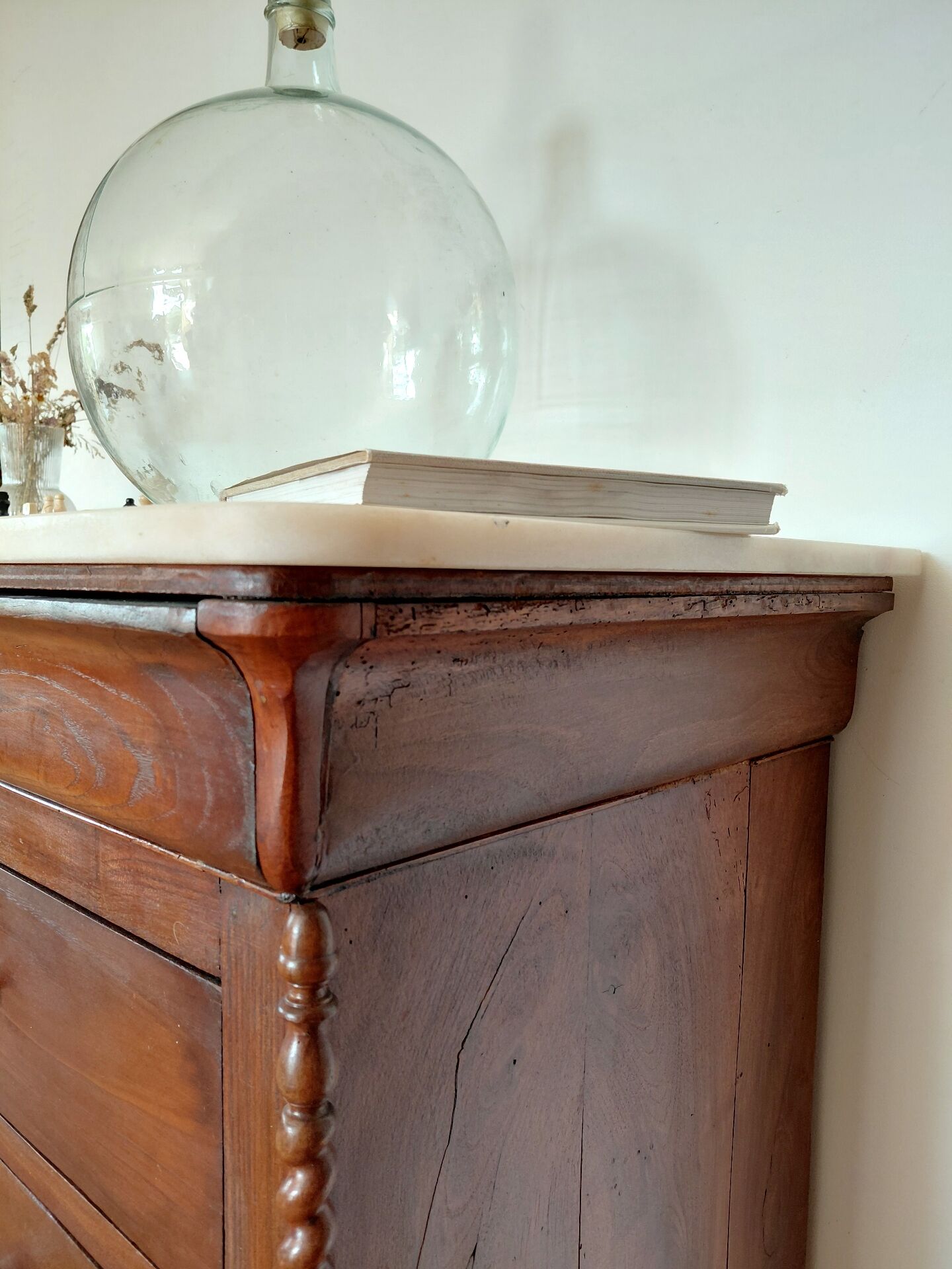 Louis-Philippe XIX walnut commode, twisted columns and marble.