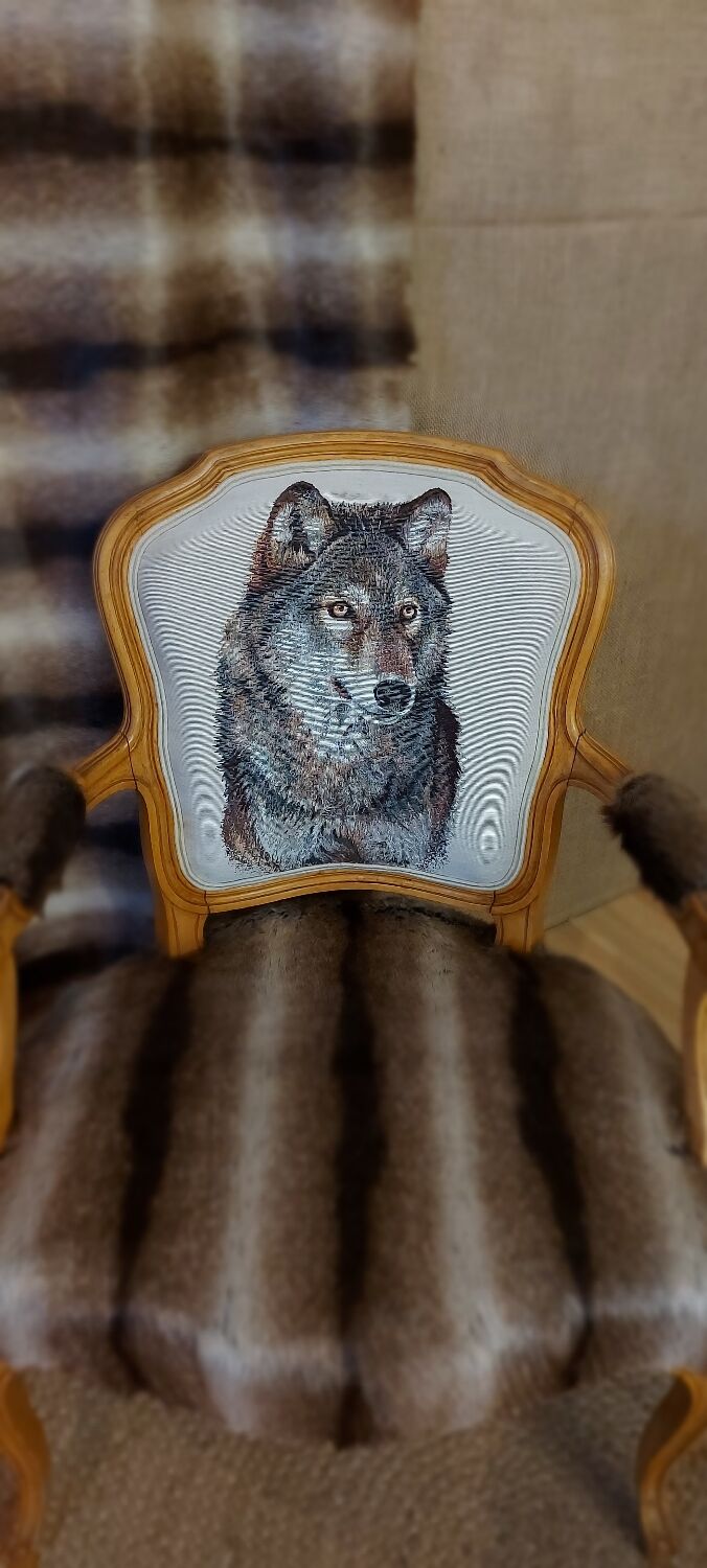 Armchair Louis XV head of wolf