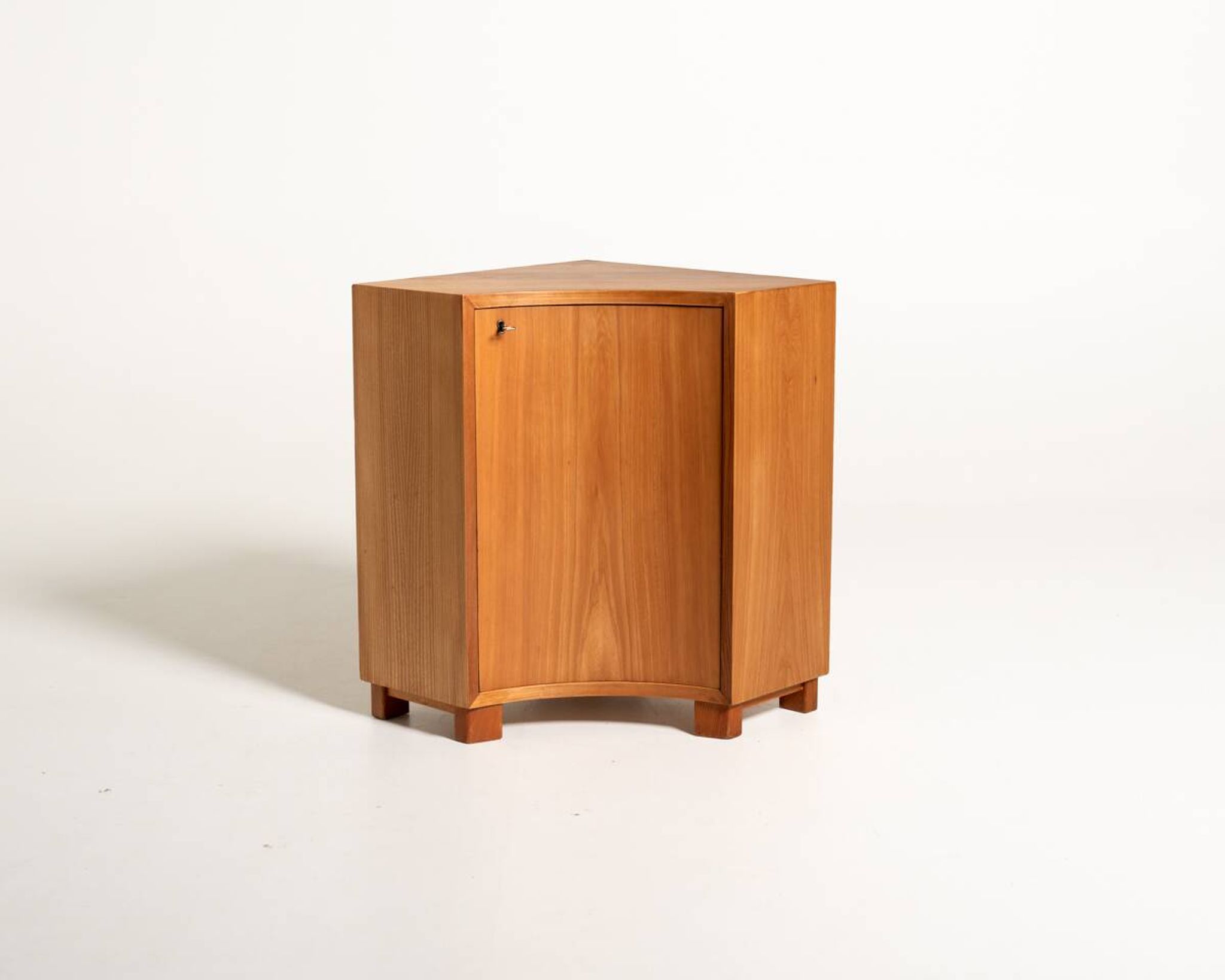 Cabinet d'angle en orme scandinave, milieu du siècle