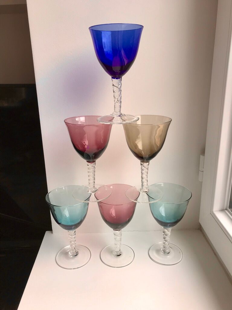 Set 6 colored wine glasses and worked feet 70s