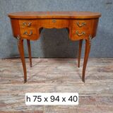 Louis XV style hairdresser in the shape of a bean, elegant and very decorative.